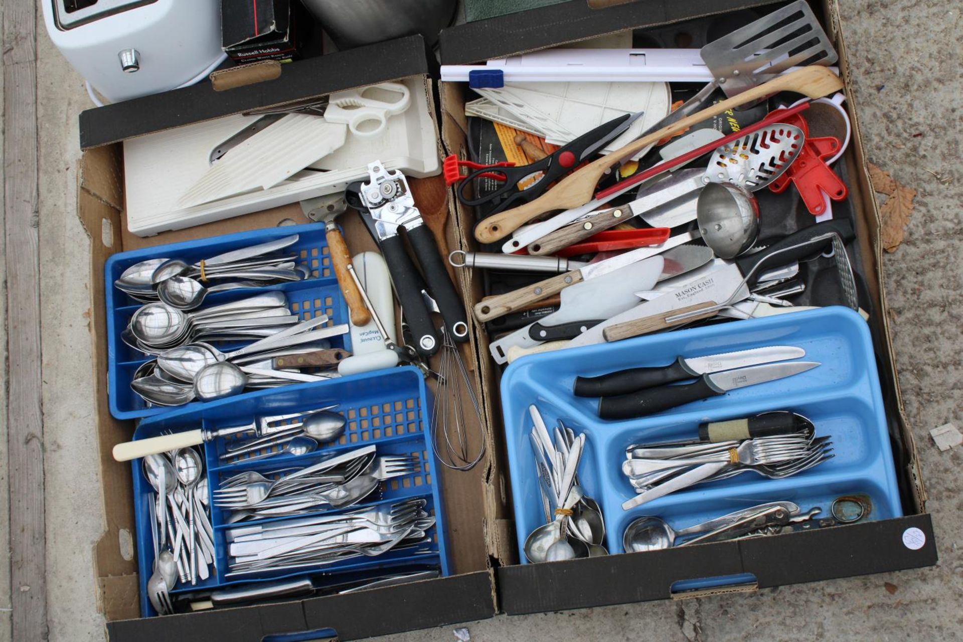 AN ASSORTMENT OF HOUSEHOLD ITEMS TO INCLUDE FLATWARE, KETTLES AND PANS ETC - Bild 2 aus 3