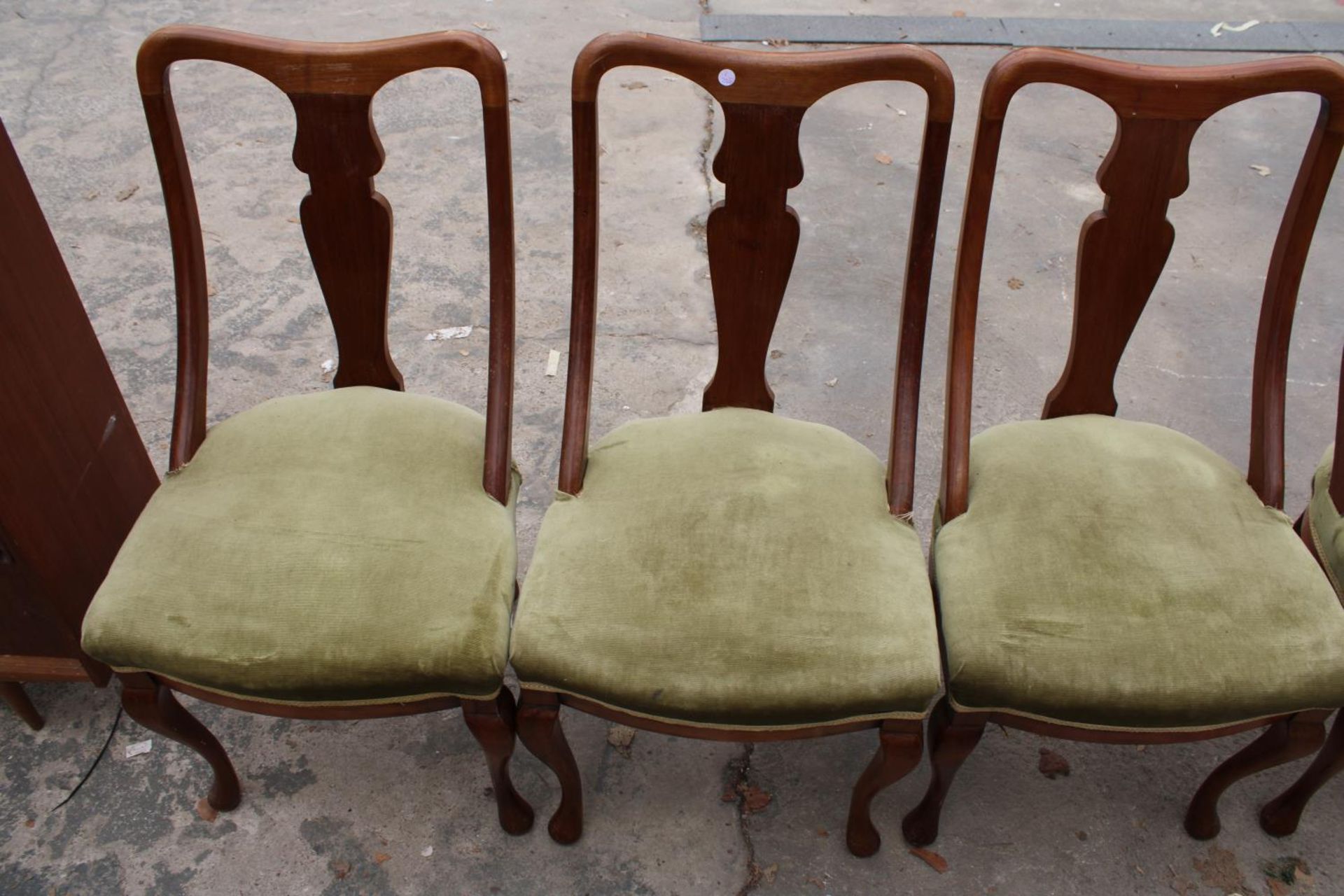 A SET OF FOUR QUEEN ANNE STYLE DINING CHAIRS - Image 3 of 4