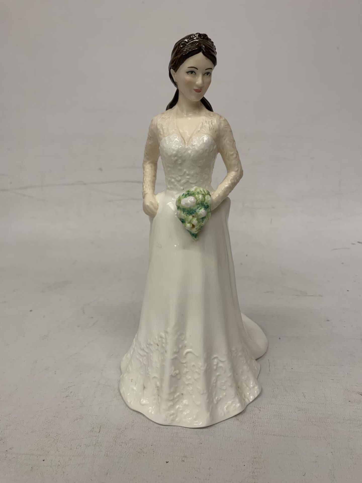 A ROYAL WORCESTER FIGURE "CATHERINE DUCHESS OF CAMBRIDGE" LIMITED EDITION OF 2995