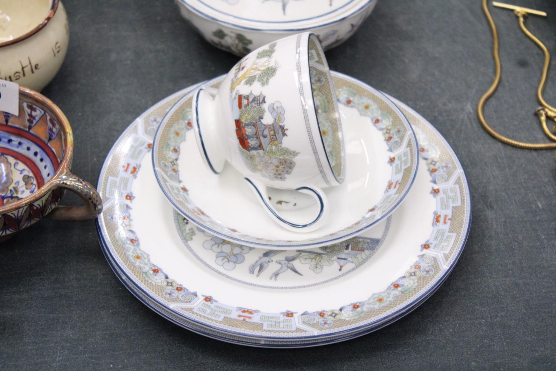 A PART ORIENTAL STYLE WEDGWOOD DINNER SERVICE TO INCLUDE A GRAVY JUG, CUP, PLATES ETC - Image 4 of 6