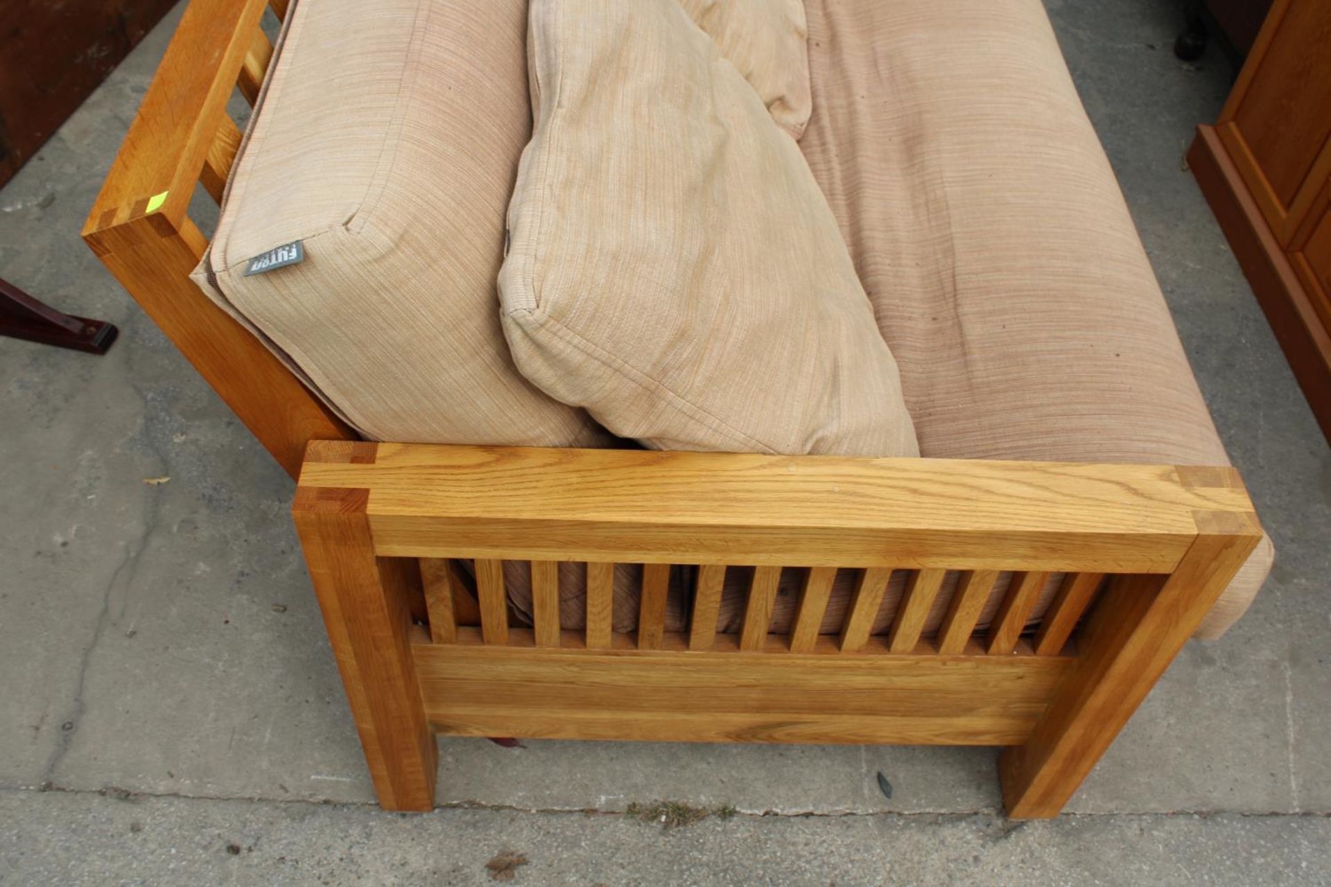 A MODERN FUTON COMPANY OAK FRAMED BED SETTEE - Bild 3 aus 5