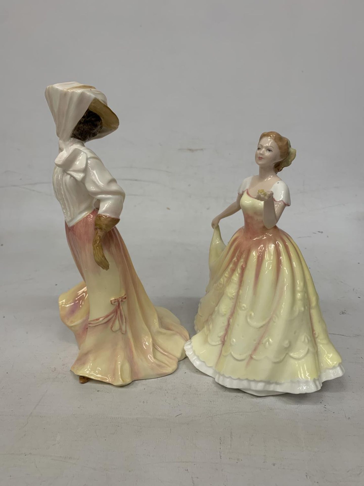 TWO ROYAL DOULTON FIGURES "THE OPEN ROAD" HN 4161 AND FIGURE OF THE YEAR " DEBORAH" HN 3644 - Bild 3 aus 4