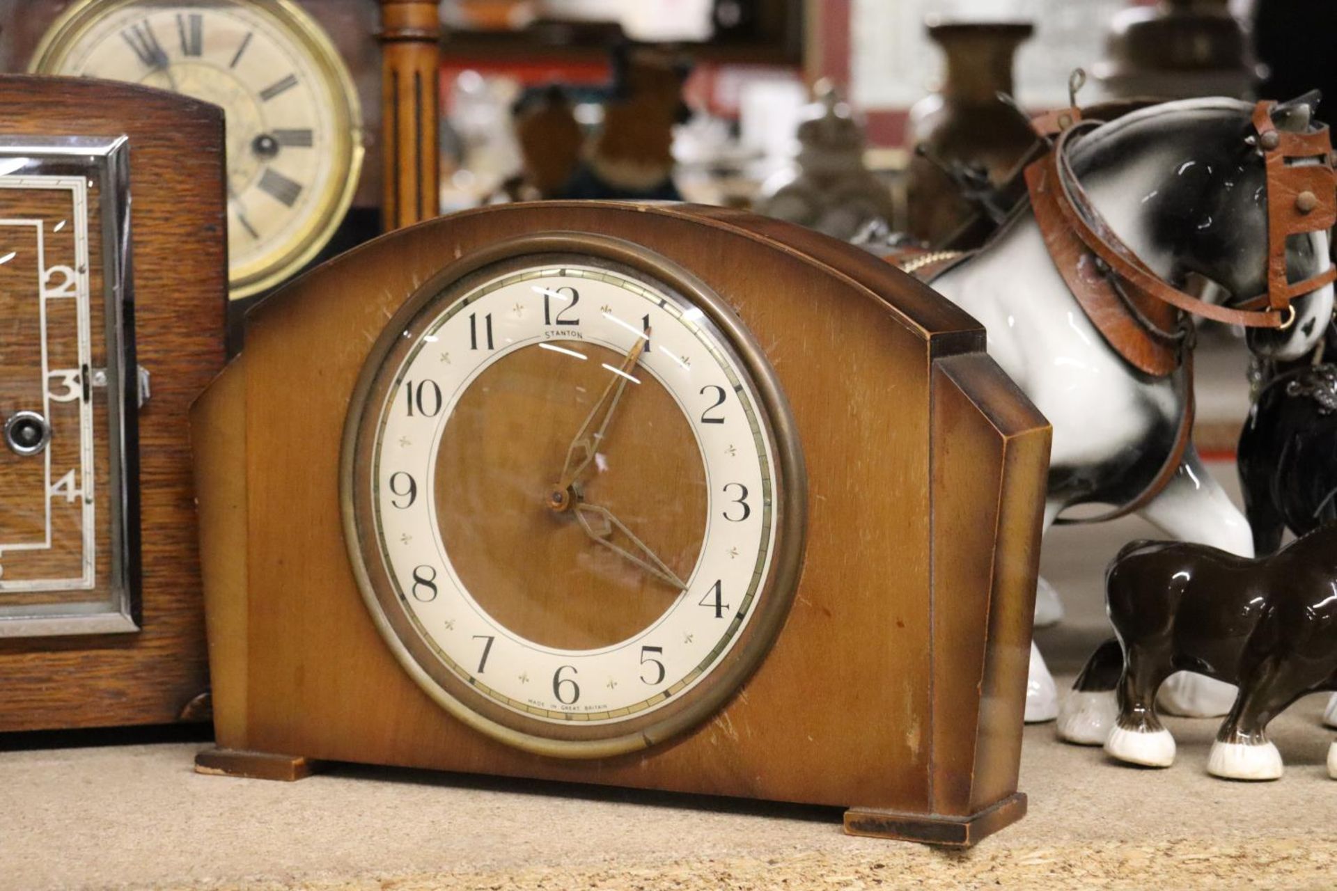 FOUR VINTAGE MAHOGANY AND OAK CASED MANTLE CLOCKS, TO INCLUDE SMITHS - Image 3 of 5