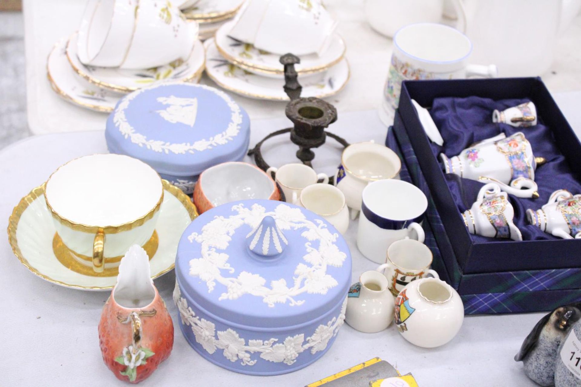 A MIXED LOT TO INCLUDE TWO WEDGEWOOD TRINKET BOXES, A LEONARDO COLLECTION MINIATURE TEASET, - Image 5 of 5