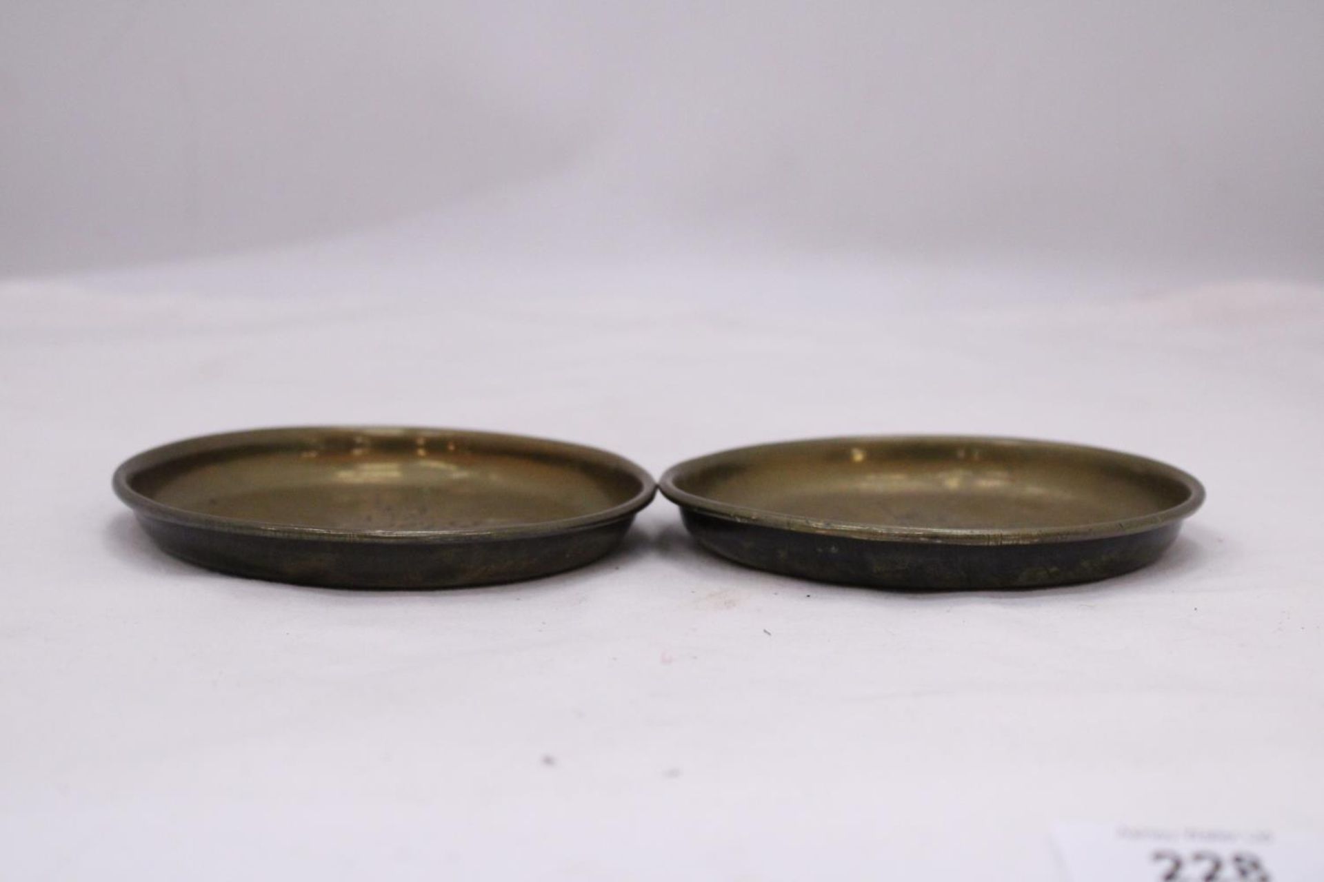 TWO VINTAGE BRASS TRAYS DEPICTING RUSSIAN BOLSHEVIK SOLDIERS, DIAMETER 12.5CM - Image 4 of 5