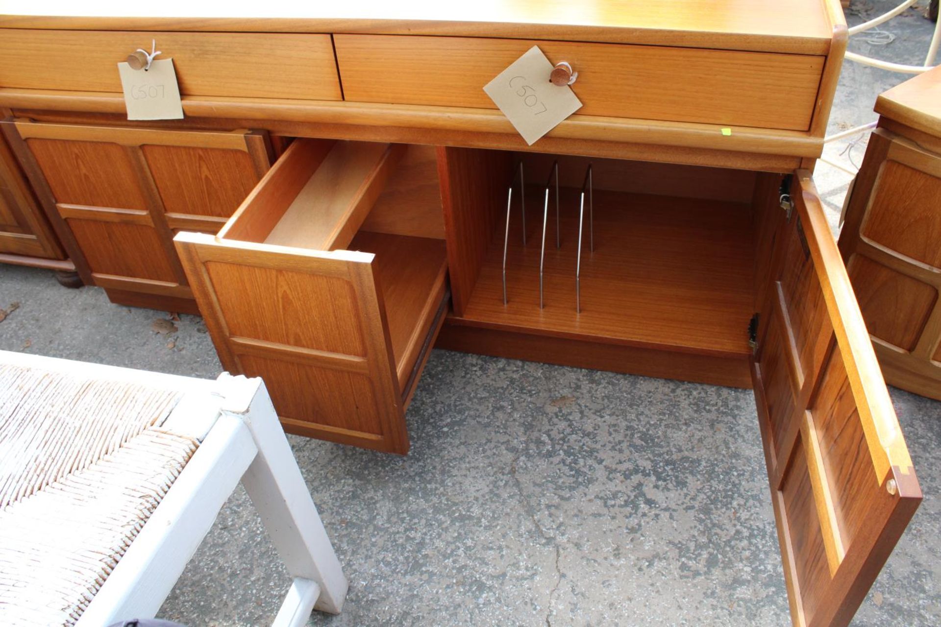A RETRO TEAK NATHAN SIDEBOARD ENCLOSING 2 DRAWERS AND 3 CUPBOARDS, 51" WIDE AND CORNER RETURN - Image 6 of 7