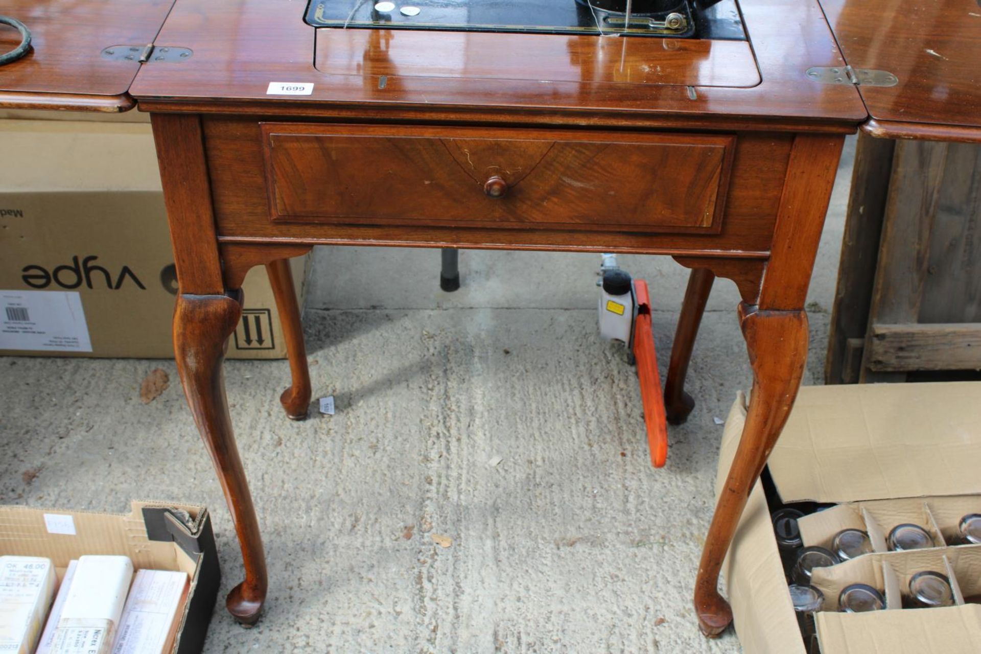 A VINTAGE SEWING TABLE WITH SINGER SEWING MACHINE BELIEVED IN WORKING ORDER BUT NO WARRANTY - Bild 3 aus 5