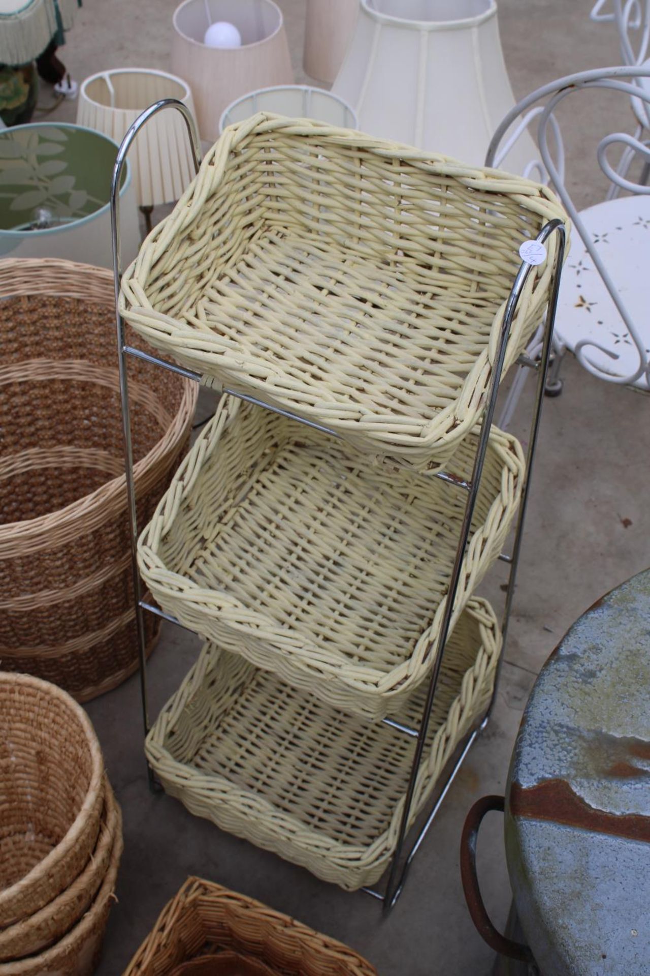 AN ASSORTMENT OF WICKER ITEMS TO INCLUDE A LAUNDRY BASKET, WASTE BINS AND A SHELF UNIT ETC - Image 3 of 4