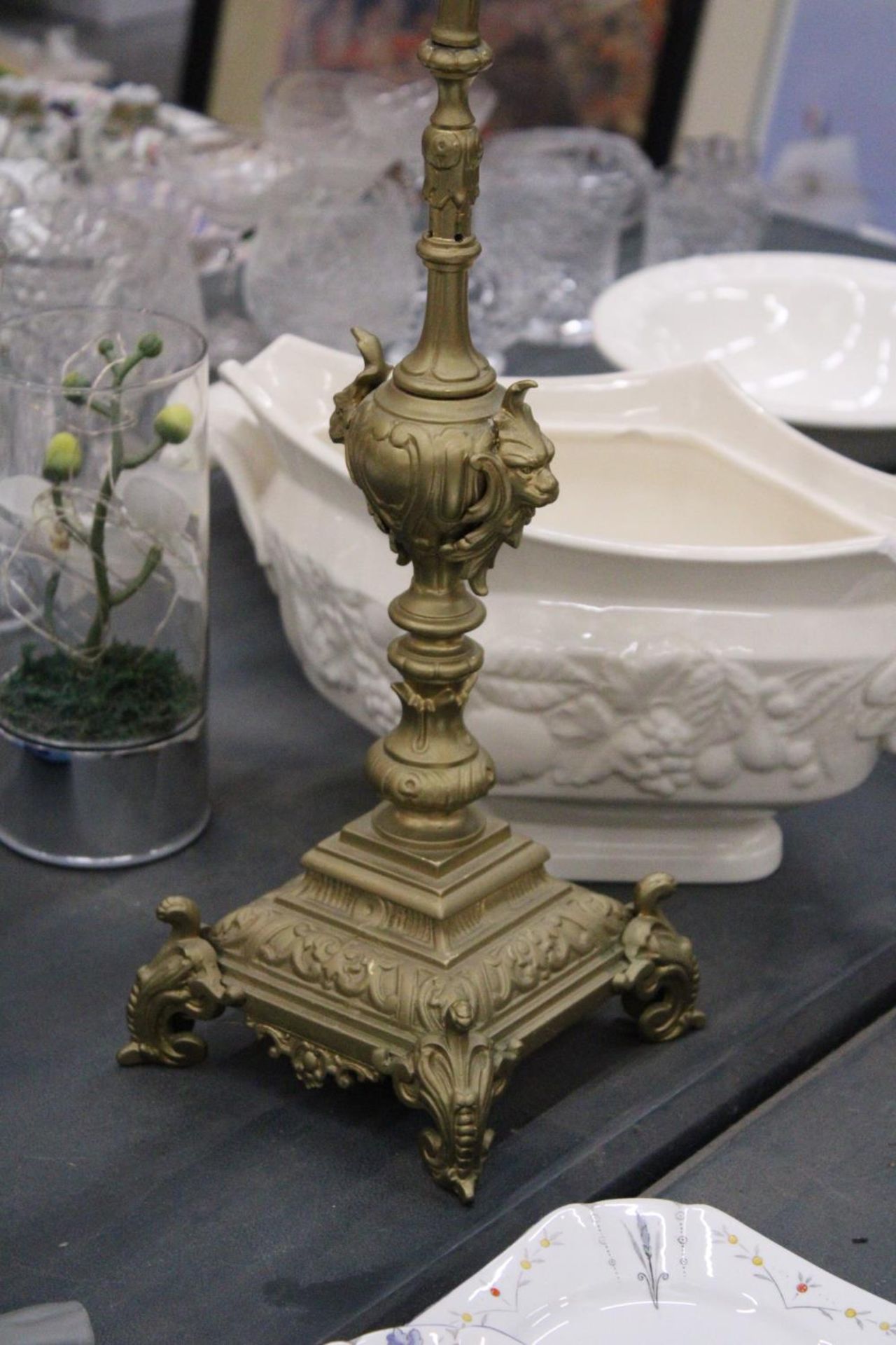 A VINTAGE STYLE HEAVY BRASS CANDLE HOLDER, HEIGHT 55CM - Image 6 of 6