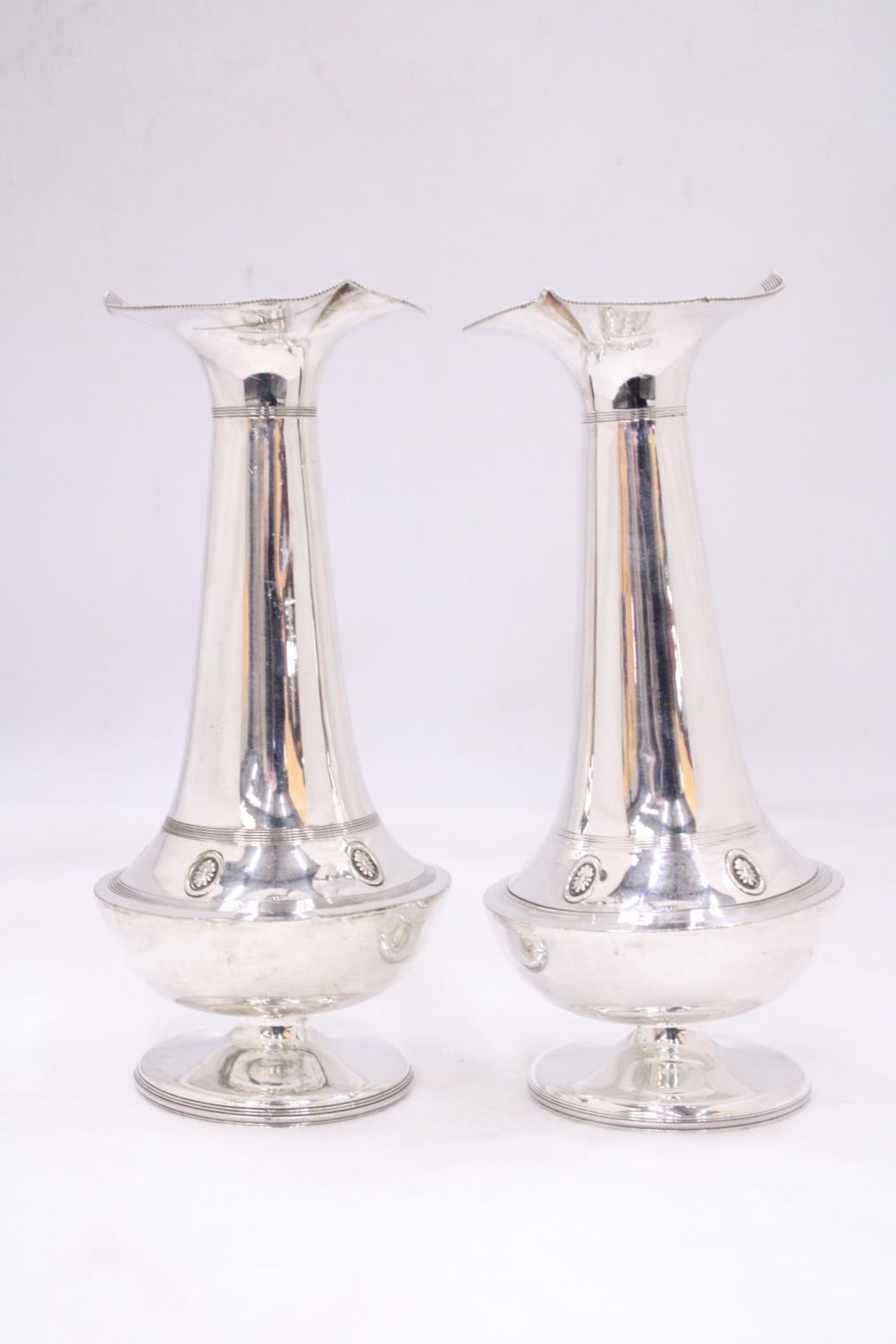 A PAIR OF VINTAGE SILVER PLATED "BUD" VASES - Image 2 of 4