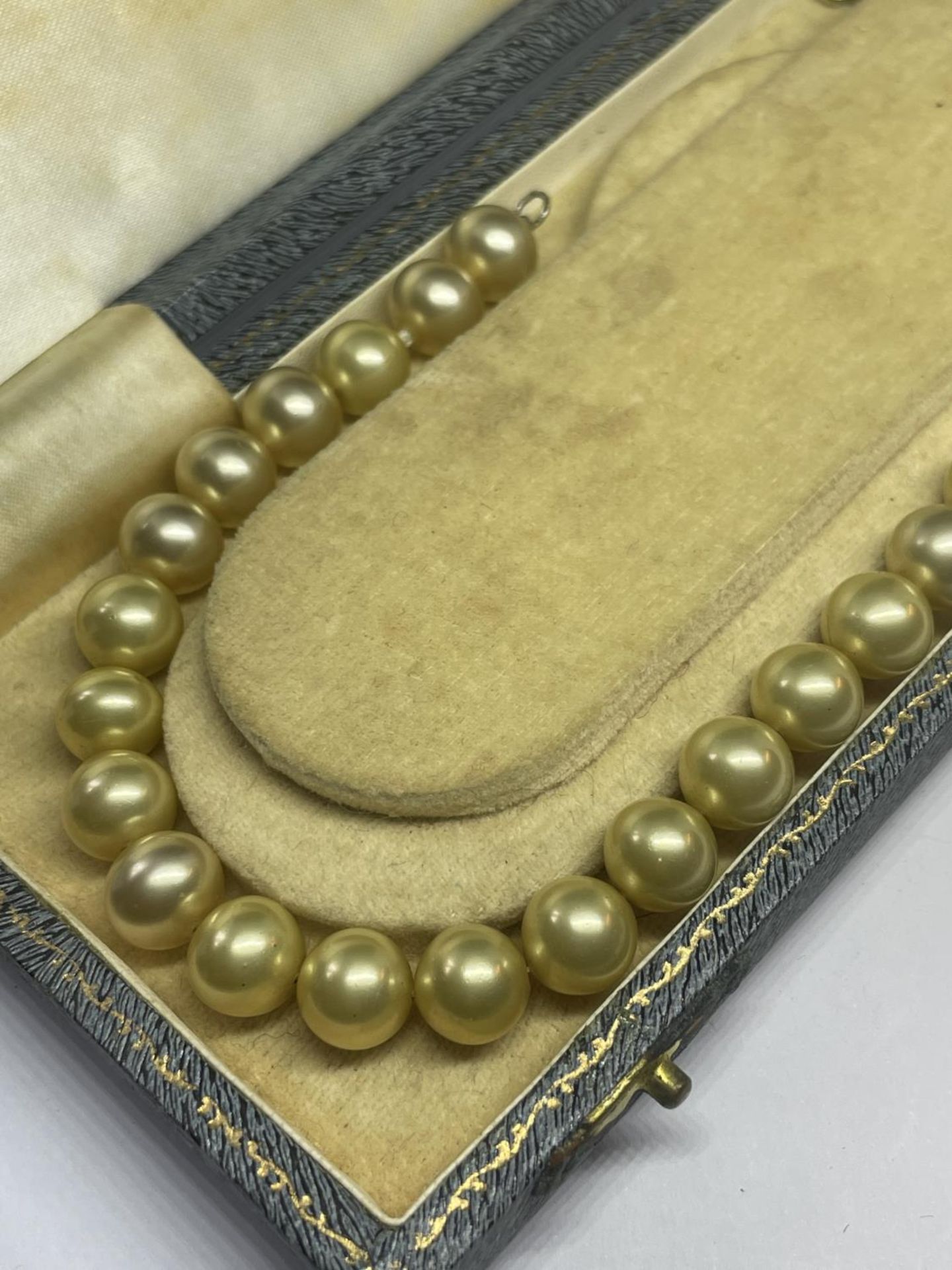 A PEARL NECKLACE IN A PRESENTATION BOX - Image 3 of 3