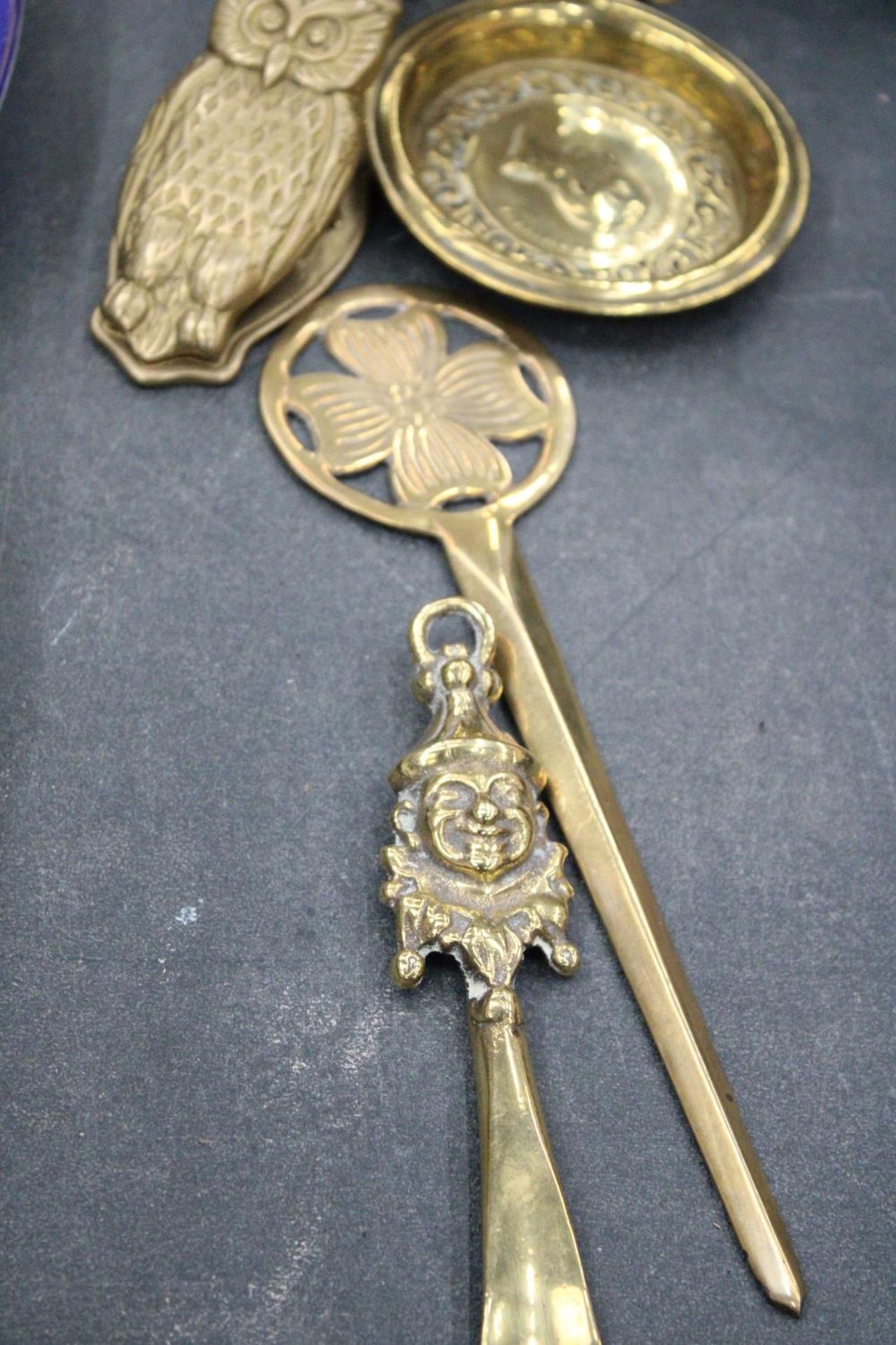 FIVE ITEMS OF VINTAGE BRASS TO INCLUDE HEAVY BRASS ELEPHANT, OWL WALL CLIP, PRINCE ALBERT CONSORT OF - Bild 5 aus 5
