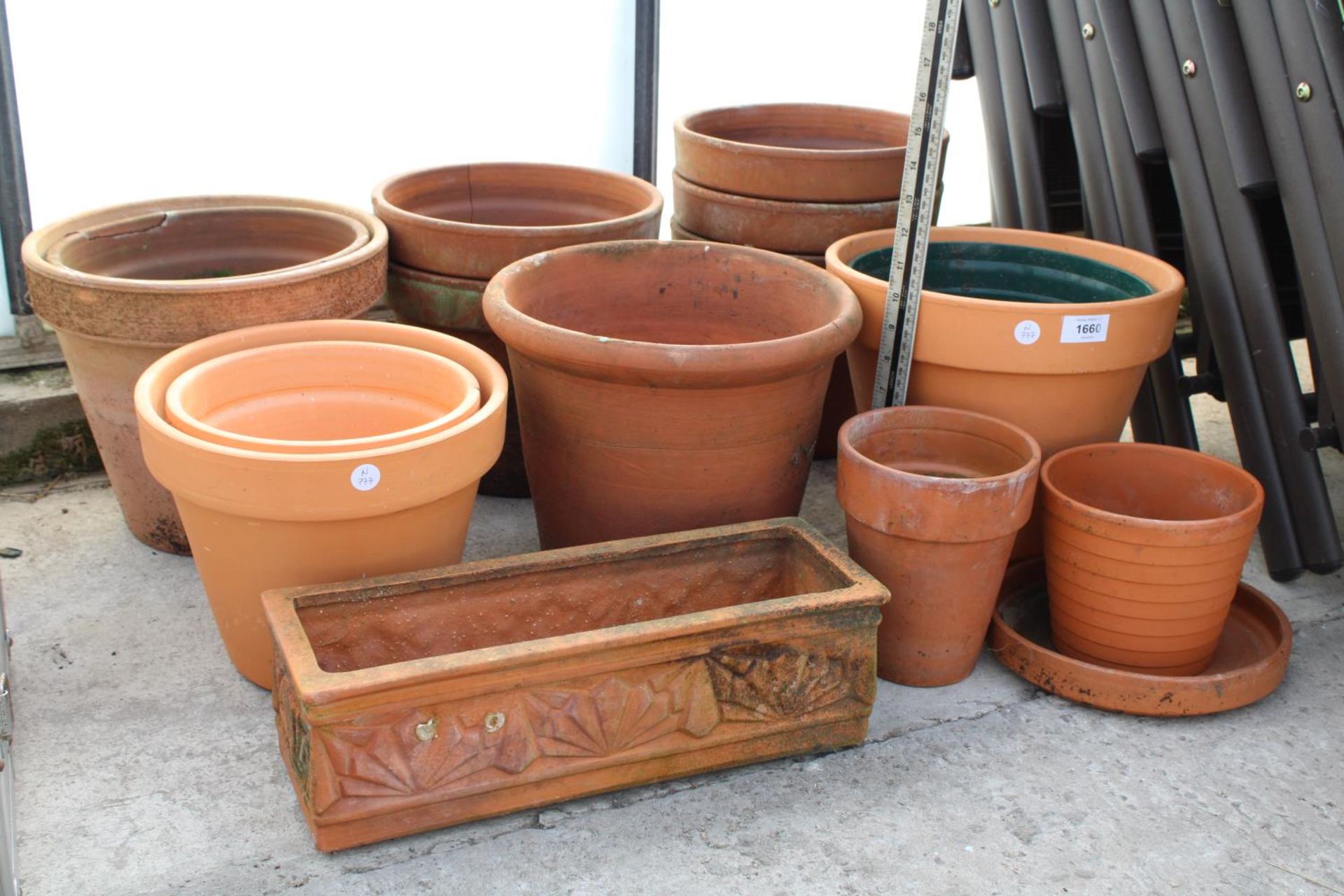 AN ASSORTMENT OF VARIOUS SIZED TERRACOTTA GARDEN POTS AND A TROUGH - Image 2 of 4