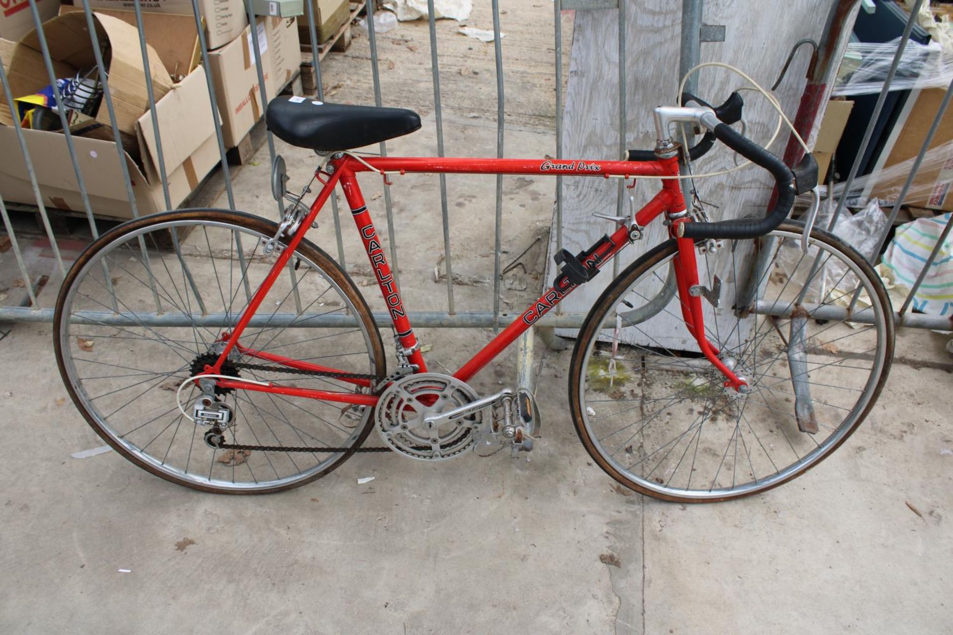 A VINTAGE CARLTON GRAND PRIX ROAD RACING BIKE WITH 10 SPEED GEAR SYSTEM