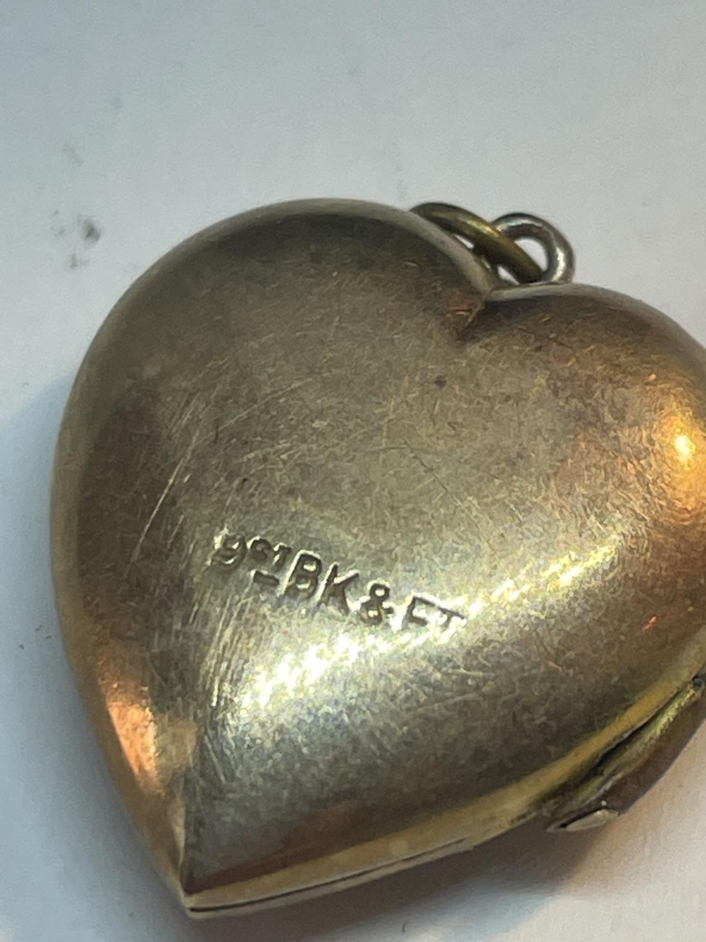 A 9 CARAT GOLD HEART LOCKET WITH VINTAGE PHOTOGRAPHS GROSS WEIGHT 3.28 GRAMS - Image 3 of 4