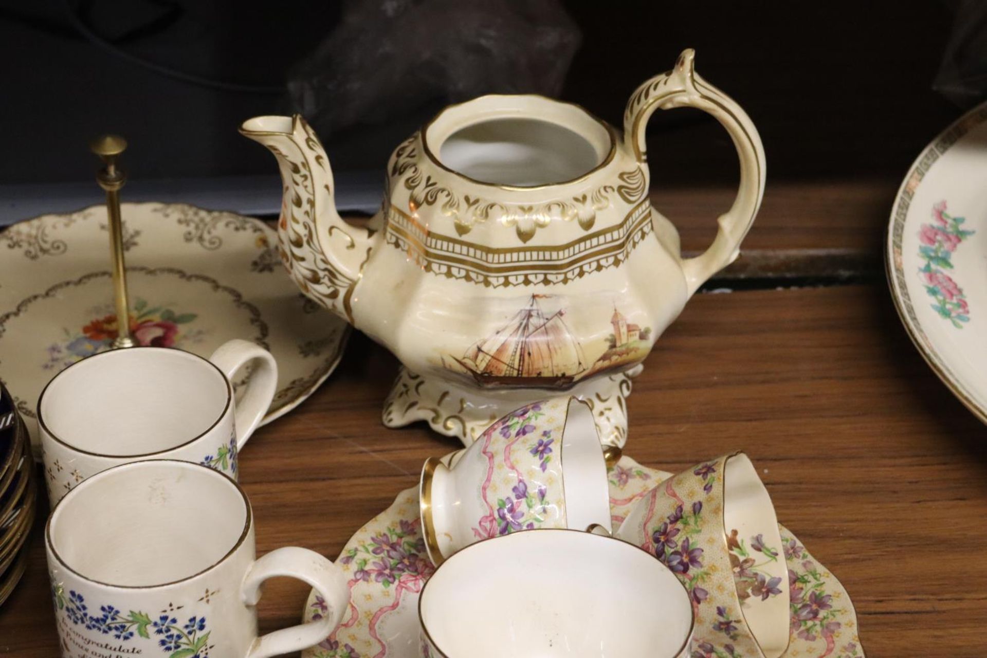 A QUANTITY OF VINTAGE TEAWARE TO INCLUDE QUEEN ANNE, 'SWEET VIOLETS', ETC, CUPS, SAUCERS, SIDE - Image 4 of 5