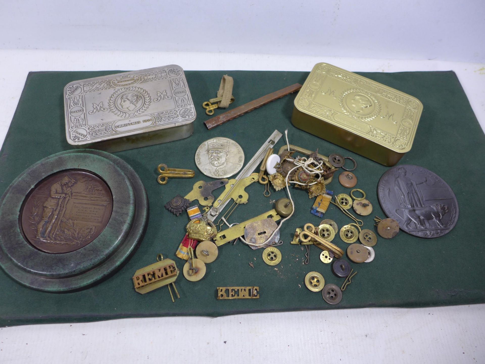 A COLLECTION OF MILITARY BUTTONS, OFFICERS PIPS, TINS AND PLAQUES ETC