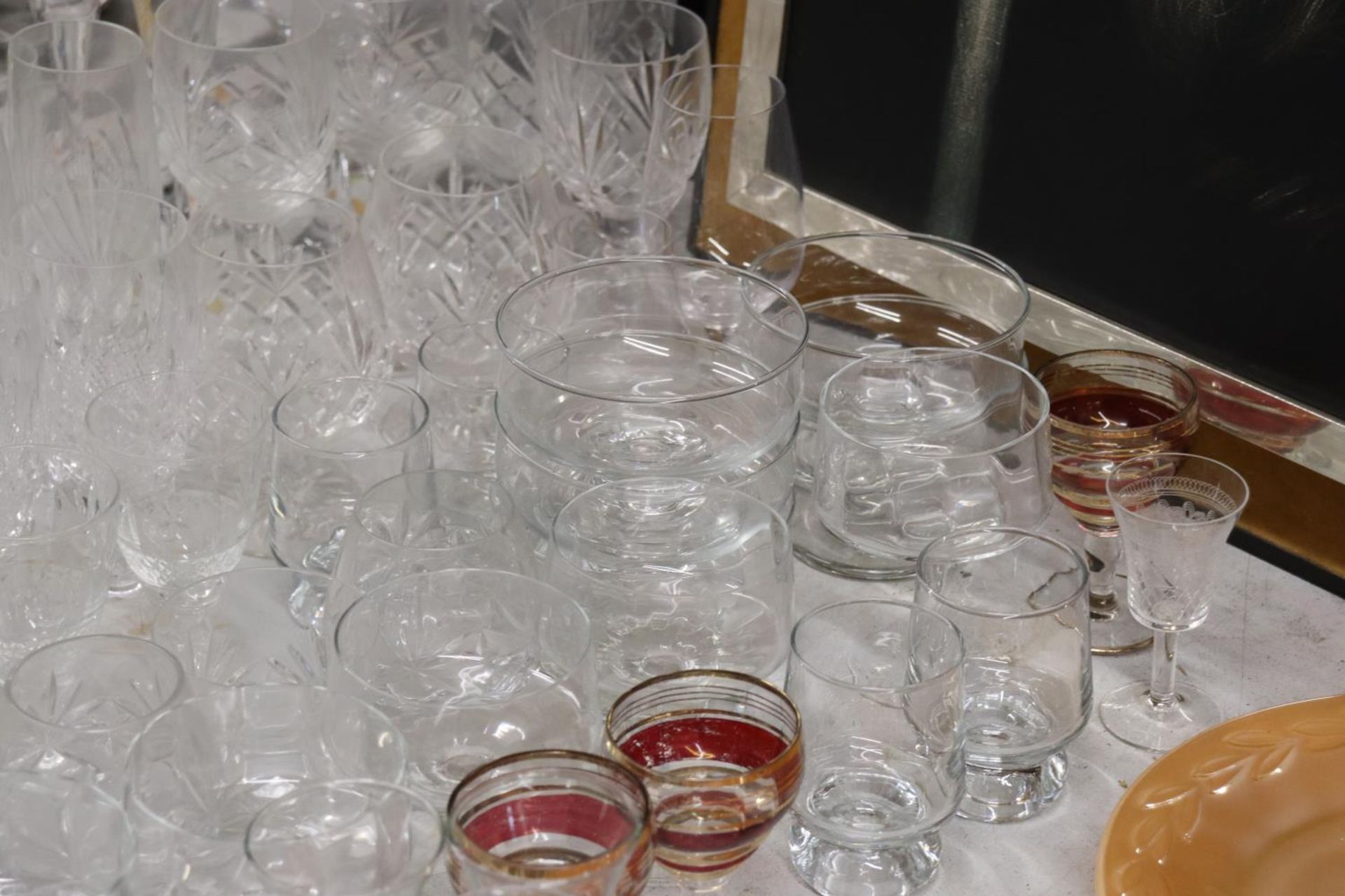 A LARGE QUANTITY OF GLASSES TO INCLUDE CHAMPAGNE FLUTES, WINE, SHERRY, TUMBLERS, DESSERT BOWLS, ETC - Bild 5 aus 6