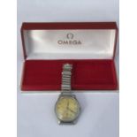 A VINTAGE MID CENTURY GENTS OMEGA AUTOMATIC WATCH, COMPLETE WITH ORIGINAL BOX, WORKING AT THE TIME