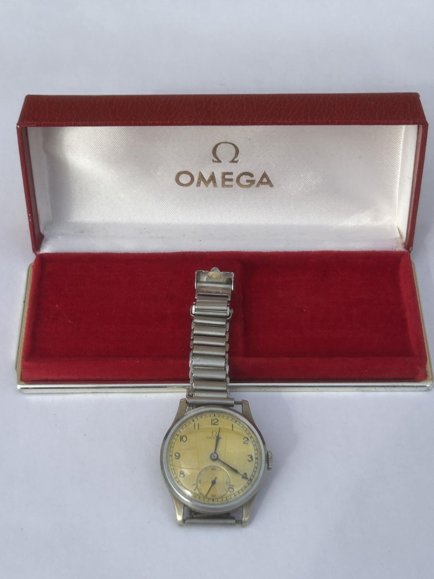 A VINTAGE MID CENTURY GENTS OMEGA AUTOMATIC WATCH, COMPLETE WITH ORIGINAL BOX, WORKING AT THE TIME