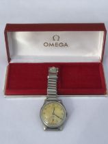 A VINTAGE MID CENTURY GENTS OMEGA AUTOMATIC WATCH, COMPLETE WITH ORIGINAL BOX, WORKING AT THE TIME