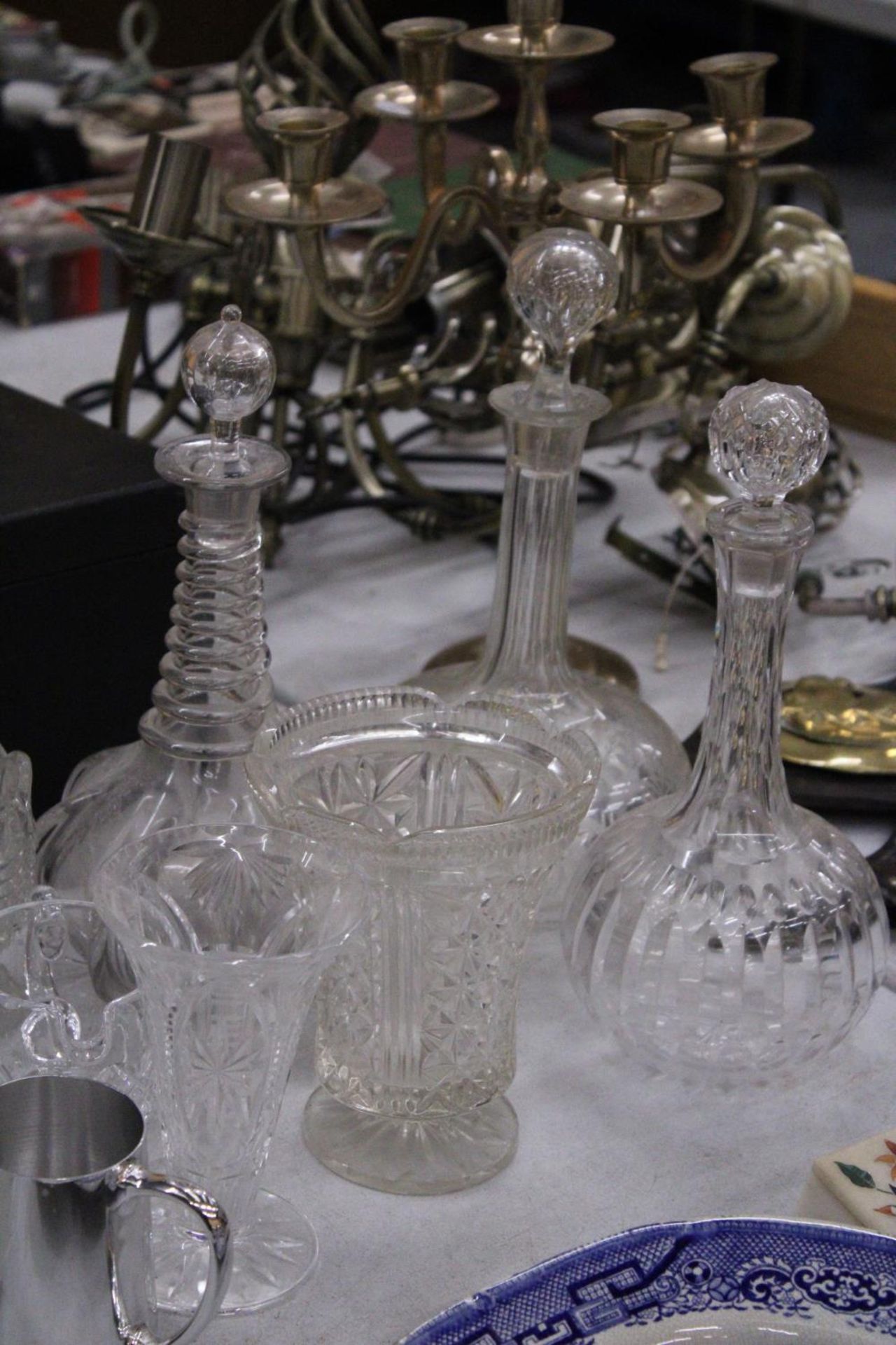 A QUANTITY OF GLASSWARE TO INCLUDE DECANTERS, VASES, JUGS, BOWLS, ETC - Image 2 of 6