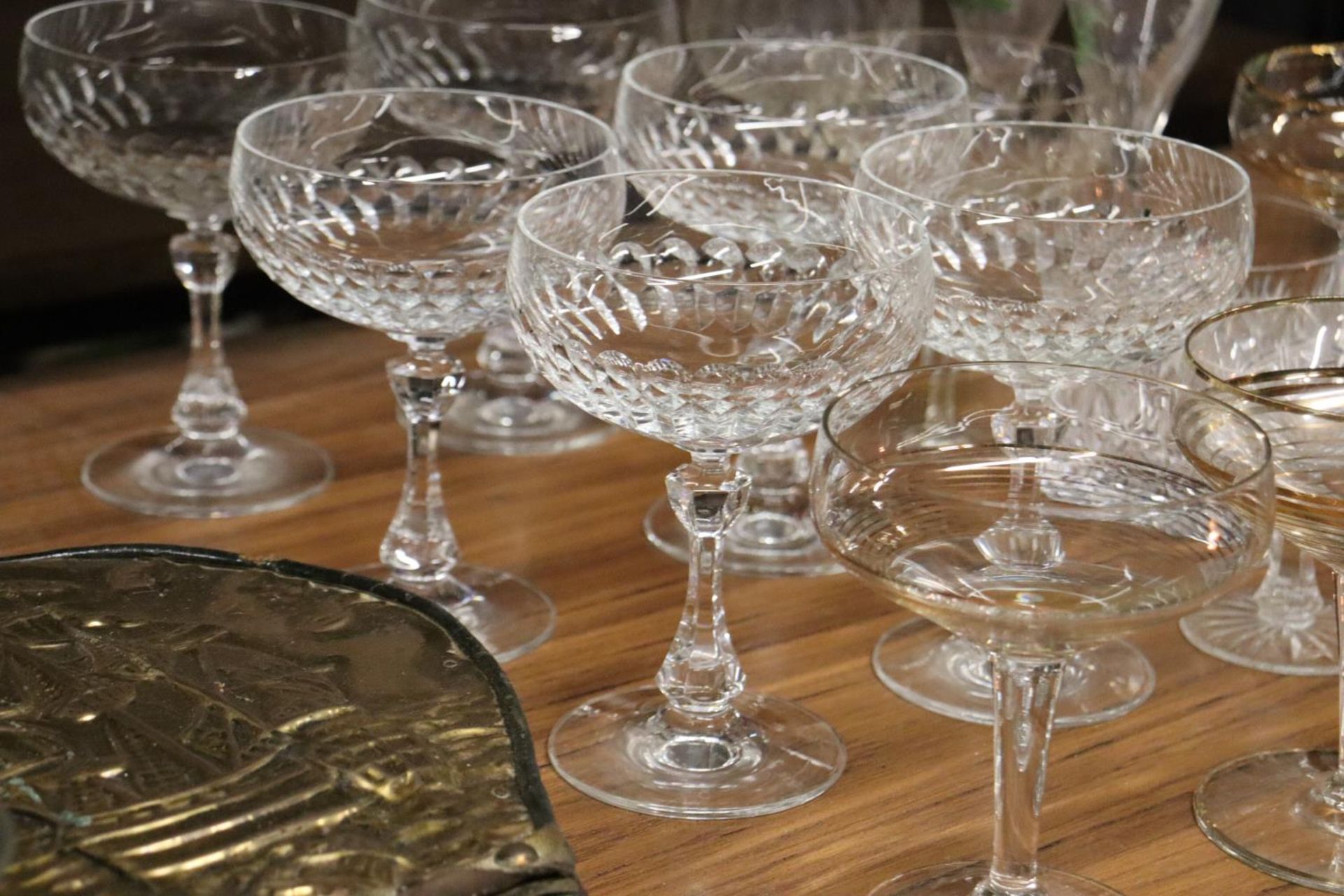 A MIXED LOT OF GLASSWARE TO INCLUDE COCKTAIL GLASSES, WINE GLASSES ETC - Image 3 of 6