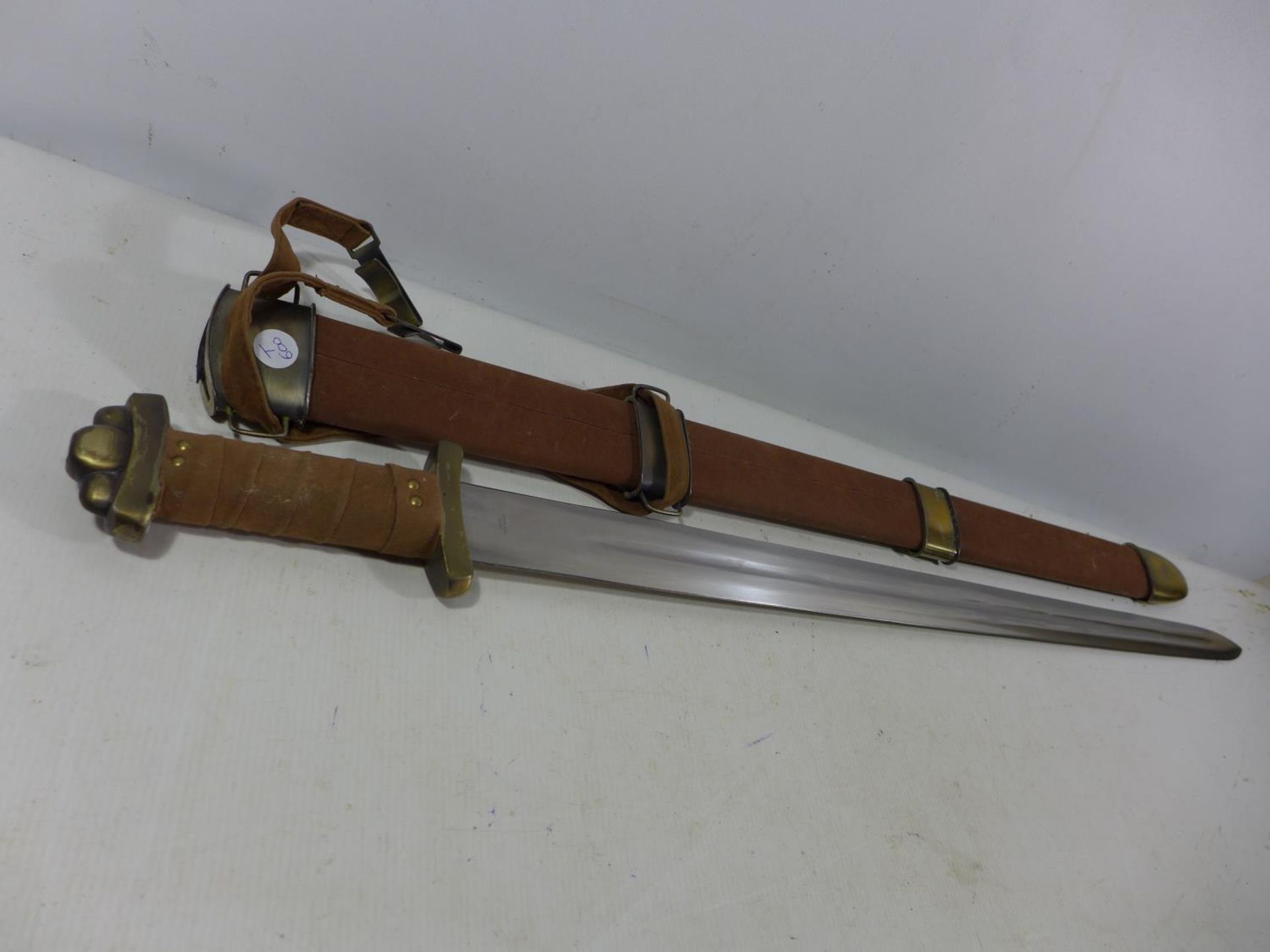 A GOOD QUALITY MODERN DISPLAY VIKING SWORD AND SCABBARD, 73CM BLADE, LENGTH 94CM - Image 3 of 4