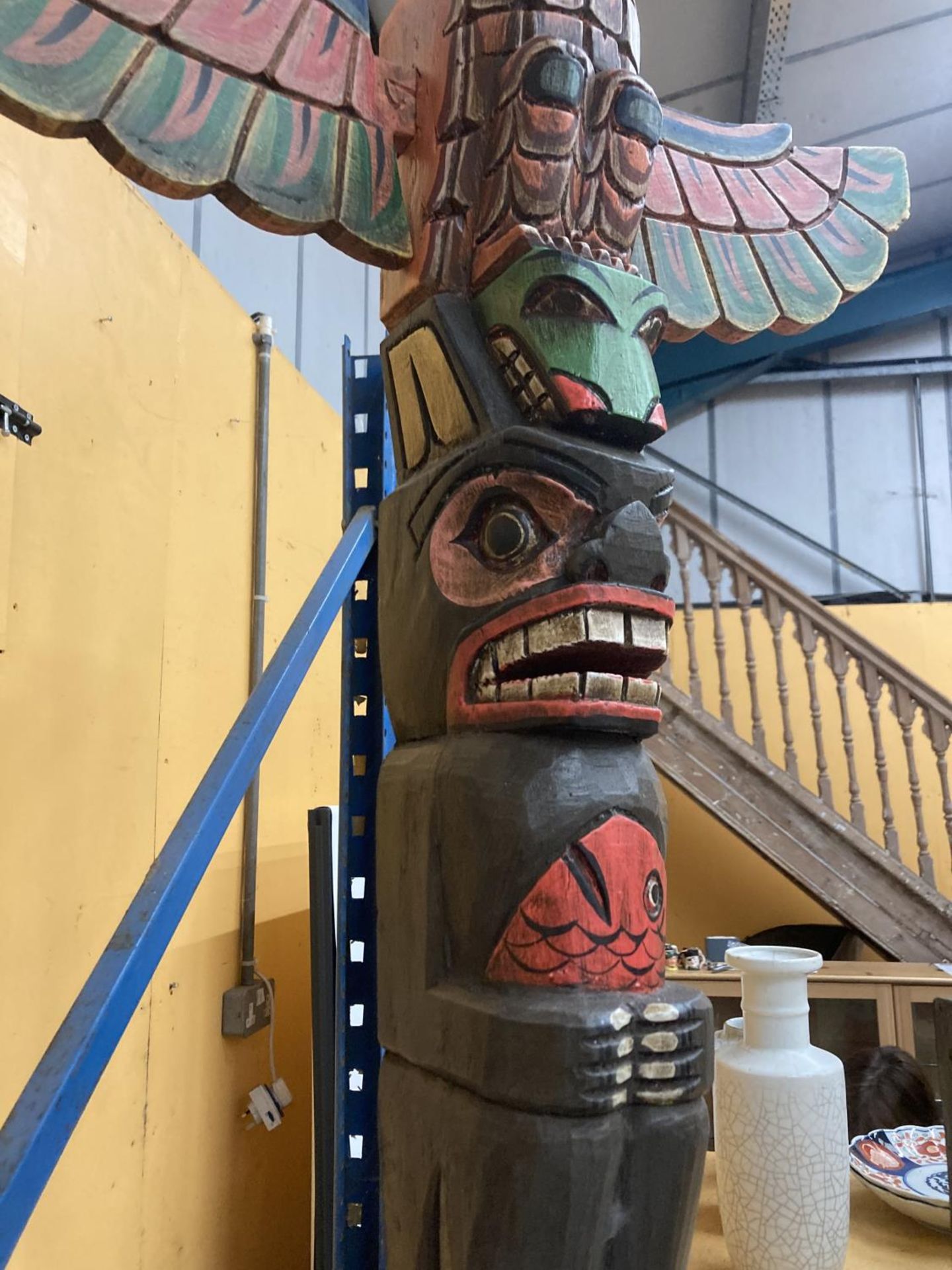 A CARVED WOODEN TOTEM POLE - Image 3 of 4