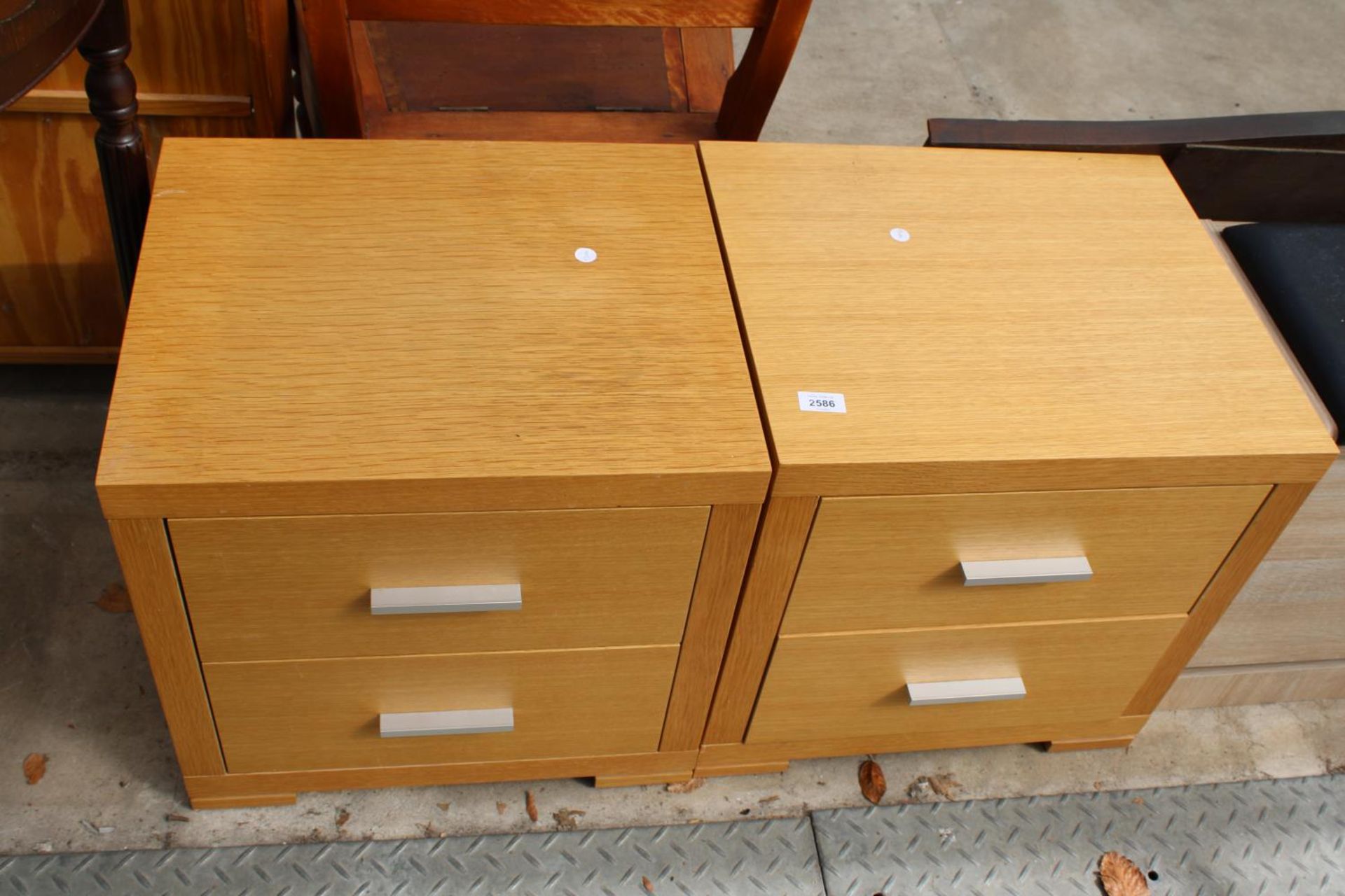 A PAIR OF MODERN OAK 2 DRAWER BEDSIDE CHESTS