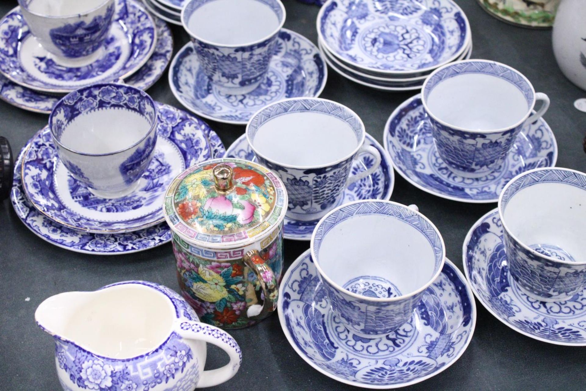 A LARGE QUANTITY OF ORIENTAL STYLE BLUE AND WHITE TO INCLUDE CUPS,SAUCERS,SIDE PLATES PLUS A JUG AND - Bild 4 aus 6