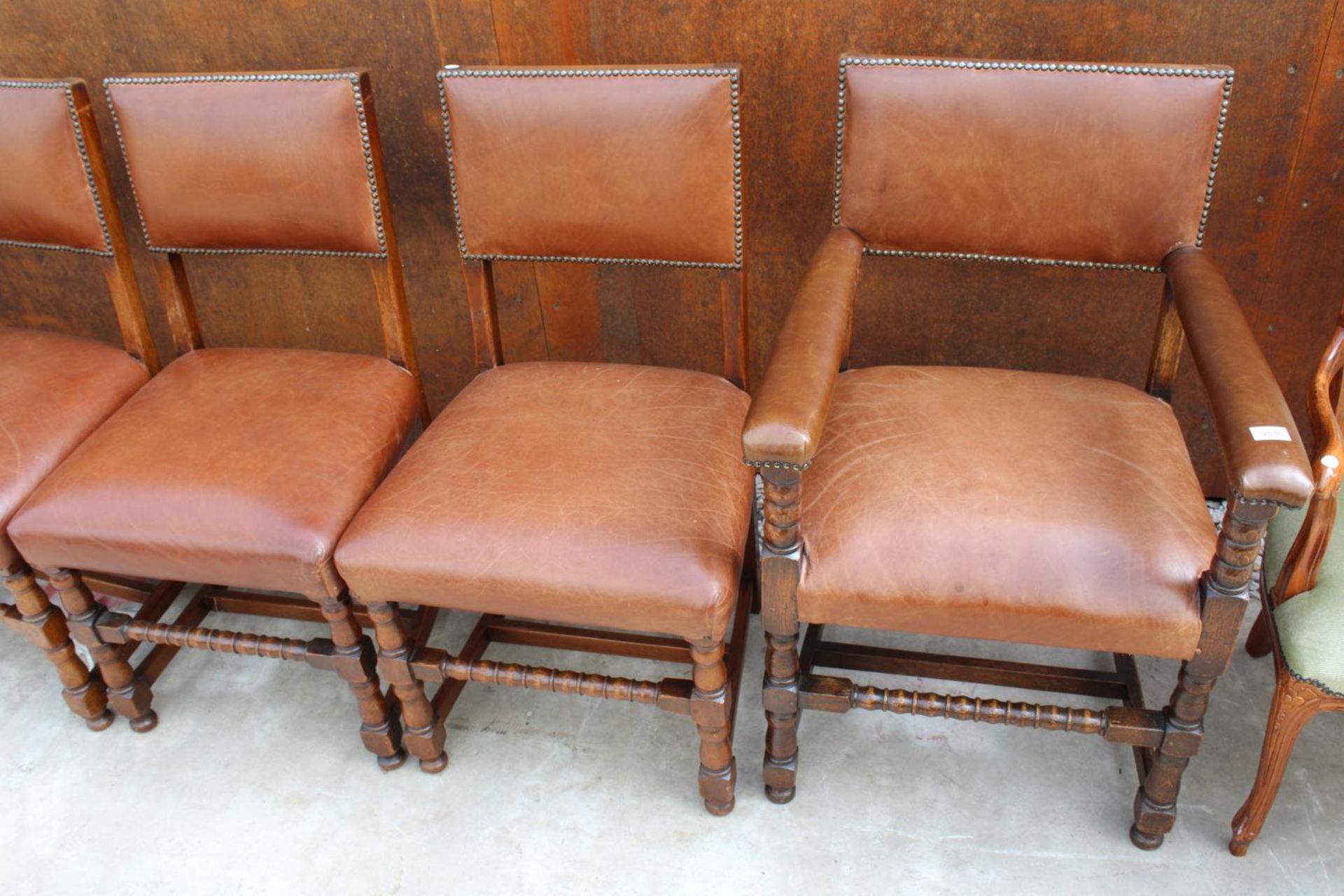 A SET OF 6 OAK JACOBEAN STYLE DINING CHAIRS WITH LEATHER SEATS AND LEATHER STUDDED BACKS ON TURNED - Image 3 of 4