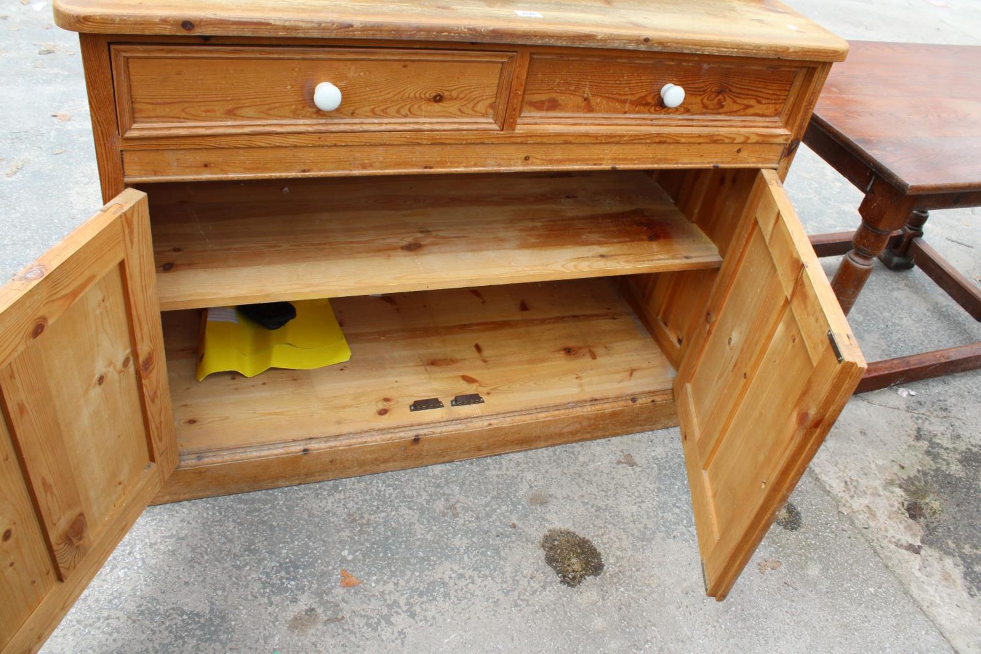 A MODERN PINE DRESSER WITH TWO DRAWERS AND CUPBOARD TO BASE AND PLATE RACK, 50" WIDE - Image 5 of 5