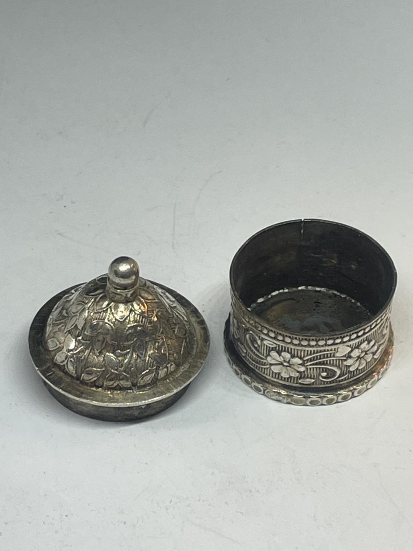 A LIDDED SILVER POT - Bild 2 aus 3