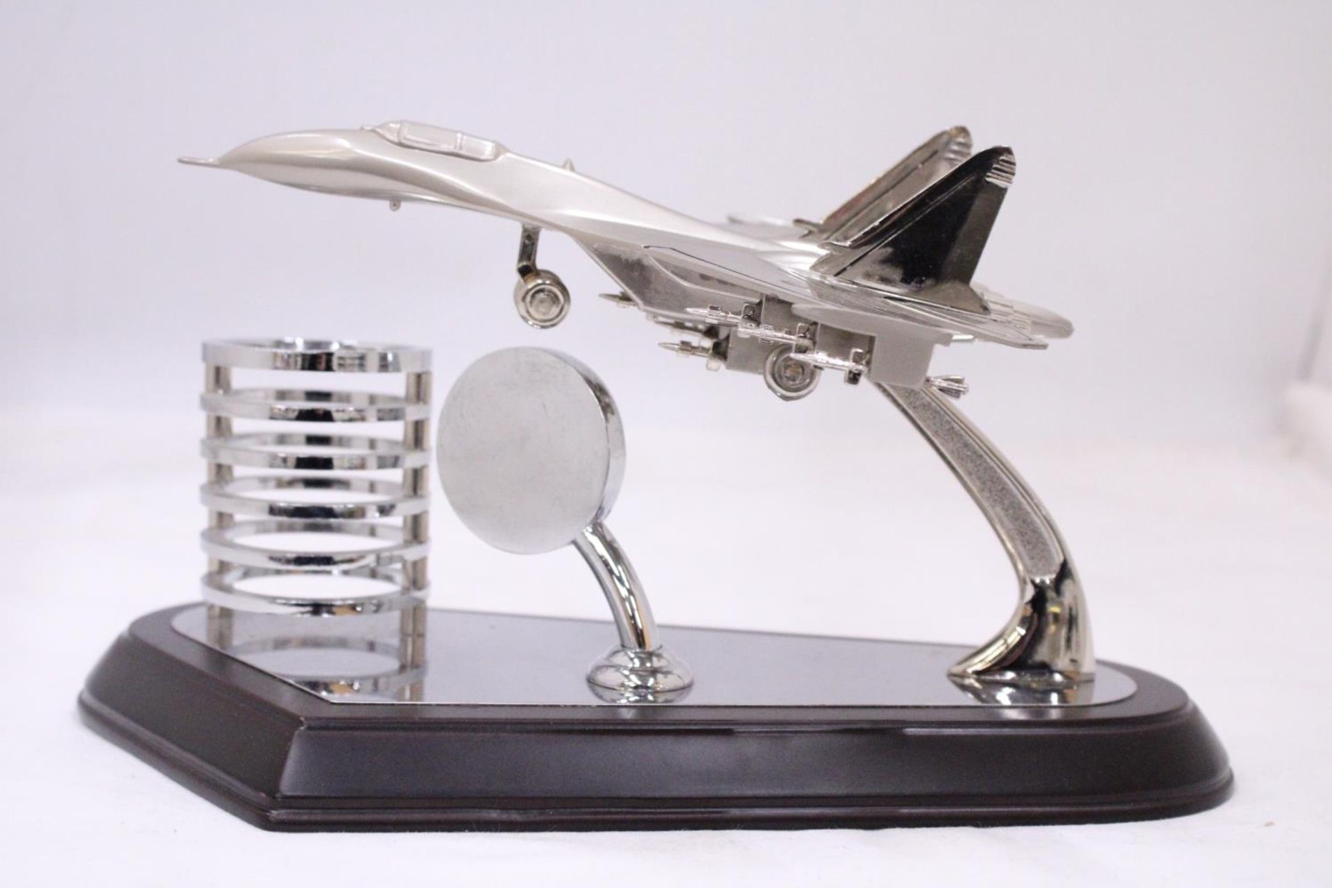 AN F15 DESKTOP MODEL AIRCRAFT PLANE, CLOCK AND PEN HOLDER - Image 2 of 6