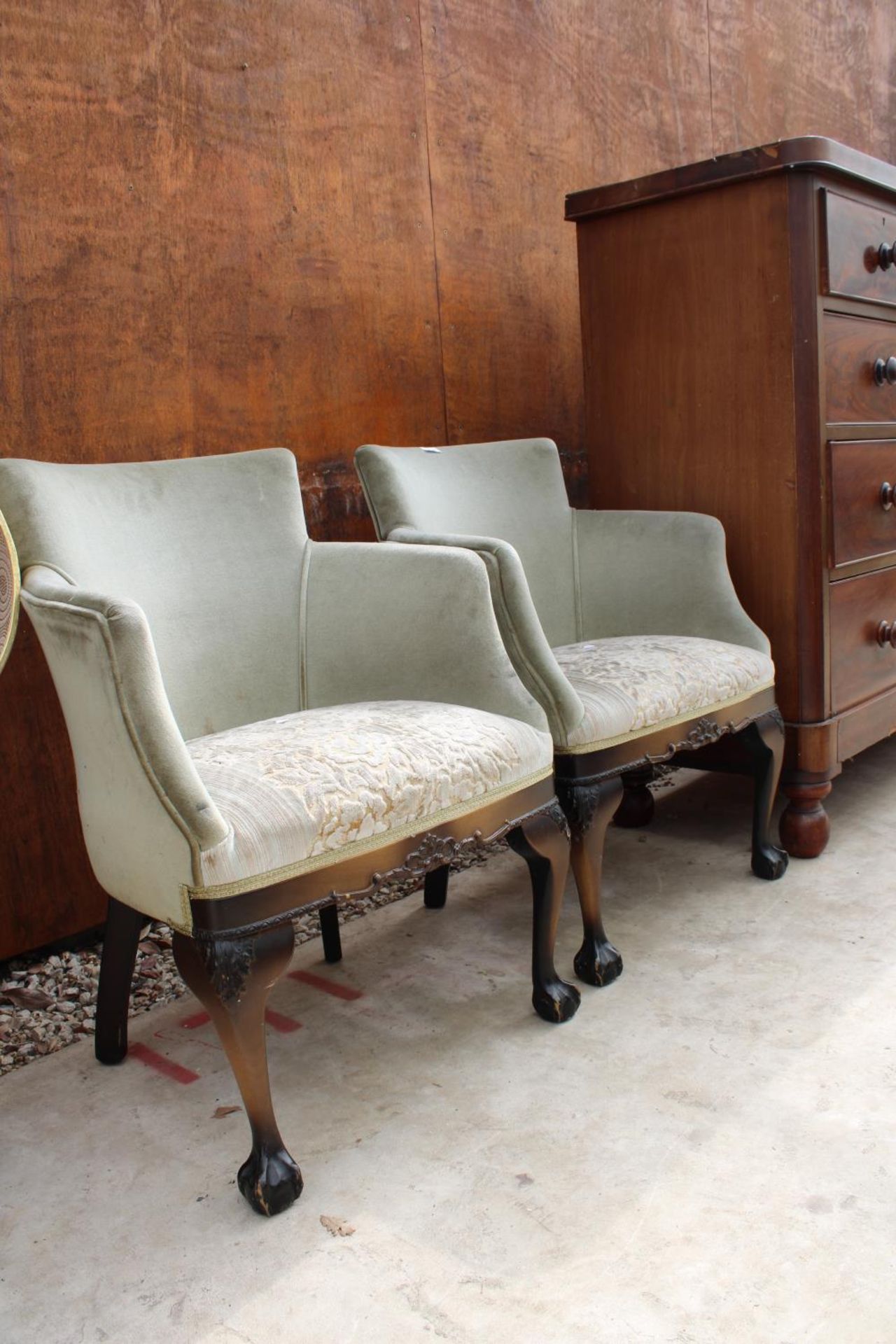 A PAIR OF MODERN UPHOSTERED TUB CHAIRS ON FRONT CABRIOLE LEGS WITH BALL AND CLAW FEET - Image 2 of 5