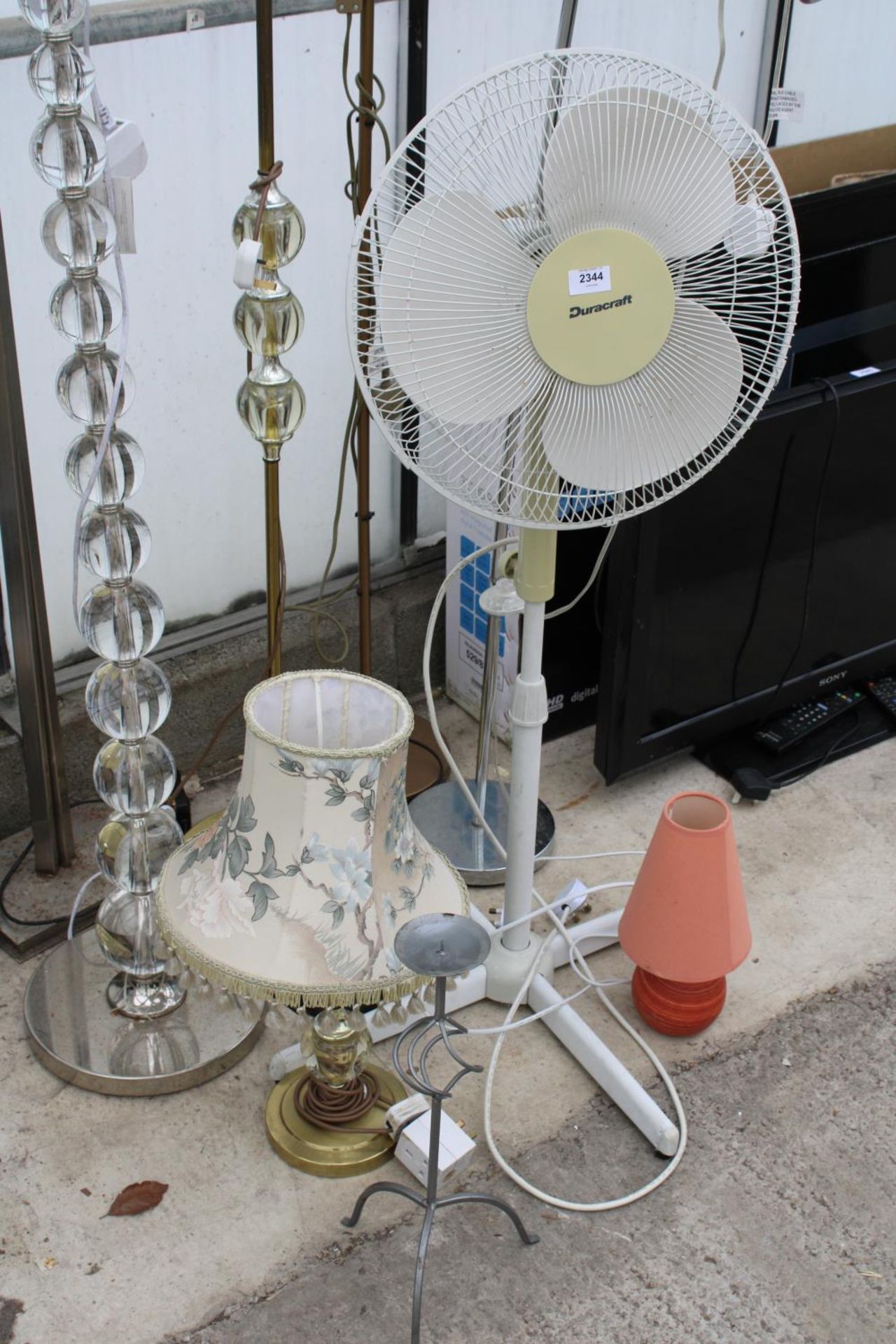 AN ASSORTMENT OF VARIOUS LAMPS AND A FLOOR FAN ETC, TO INCLUDE LAURA ASHLEY - Image 2 of 3