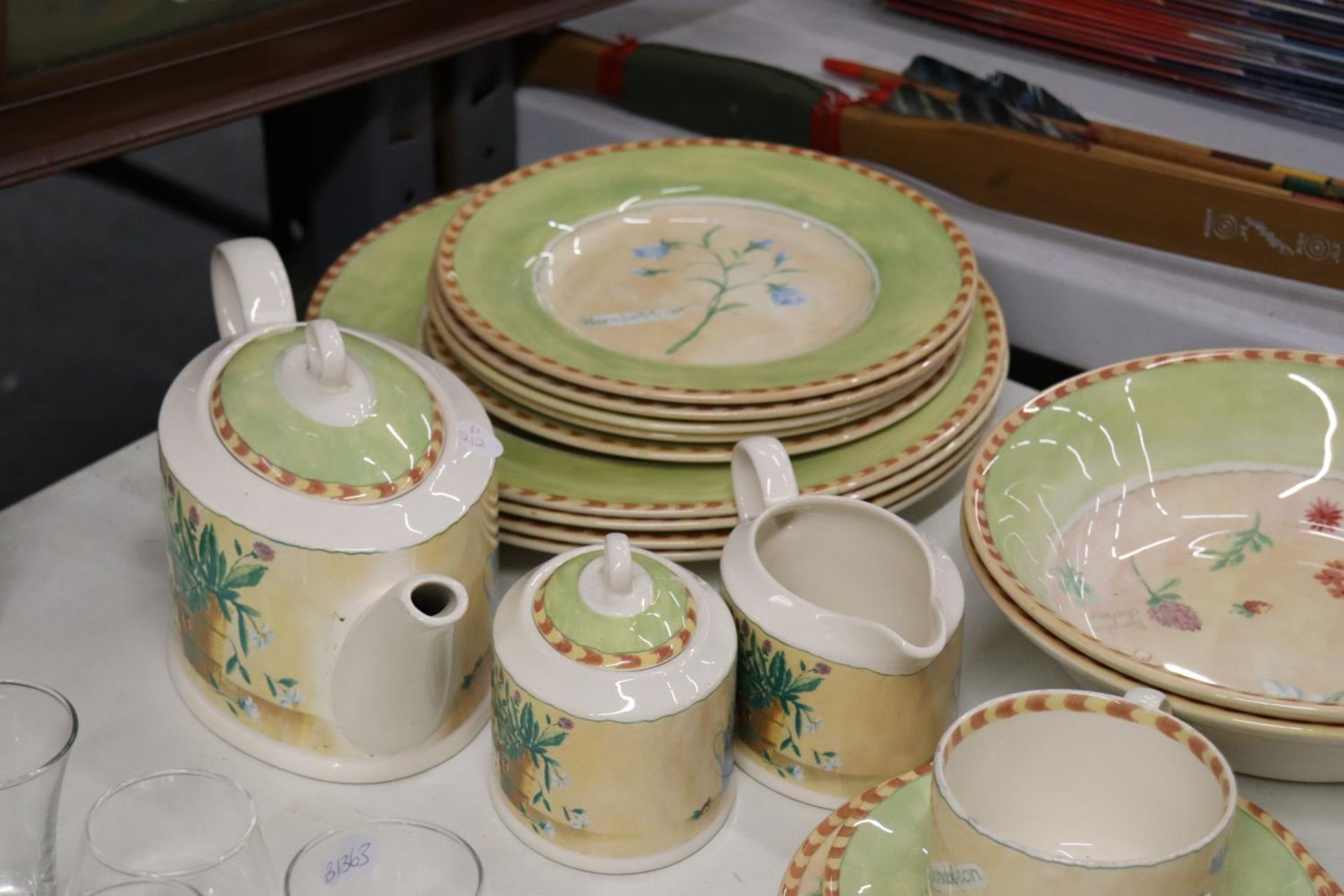 A PART DINNER SERVICE TO INCLUDE PLATES, LARGE BOWLS, DESSERT BOWLS, A TEAPOT, SUGAR BOWL, CREAM - Image 4 of 6