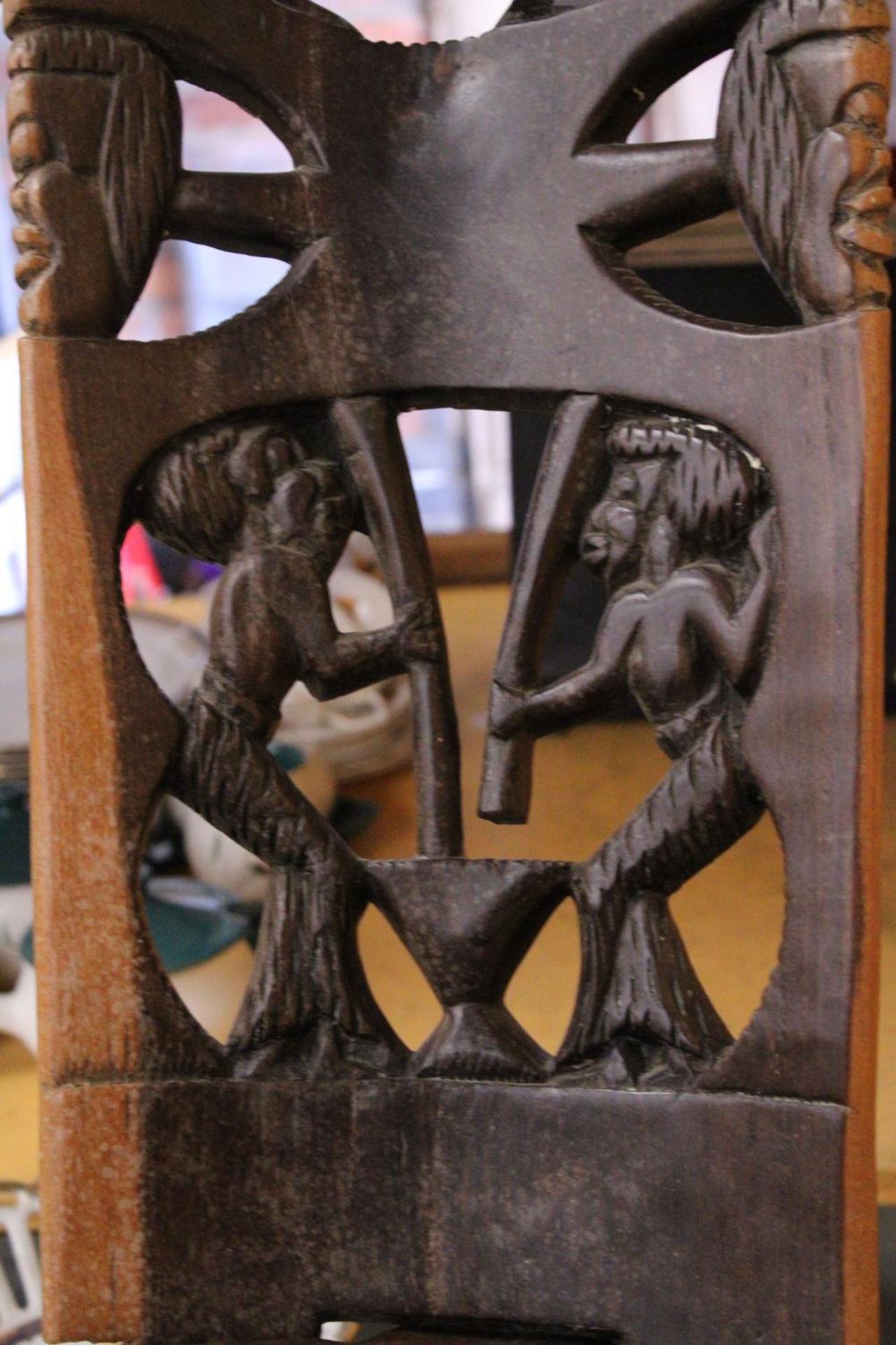 A VERY HEAVY CARVED AFRICAN BIRTHING CHAIR -APPROXIMATELY 91M - Bild 2 aus 4