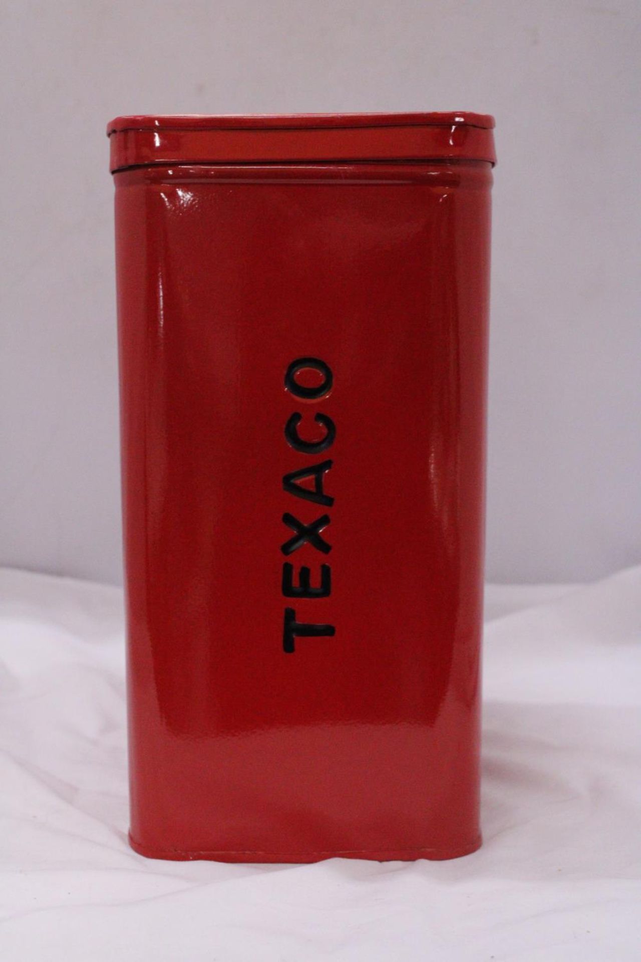 A RED 'TEXACO' STORAGE TIN - Bild 4 aus 4