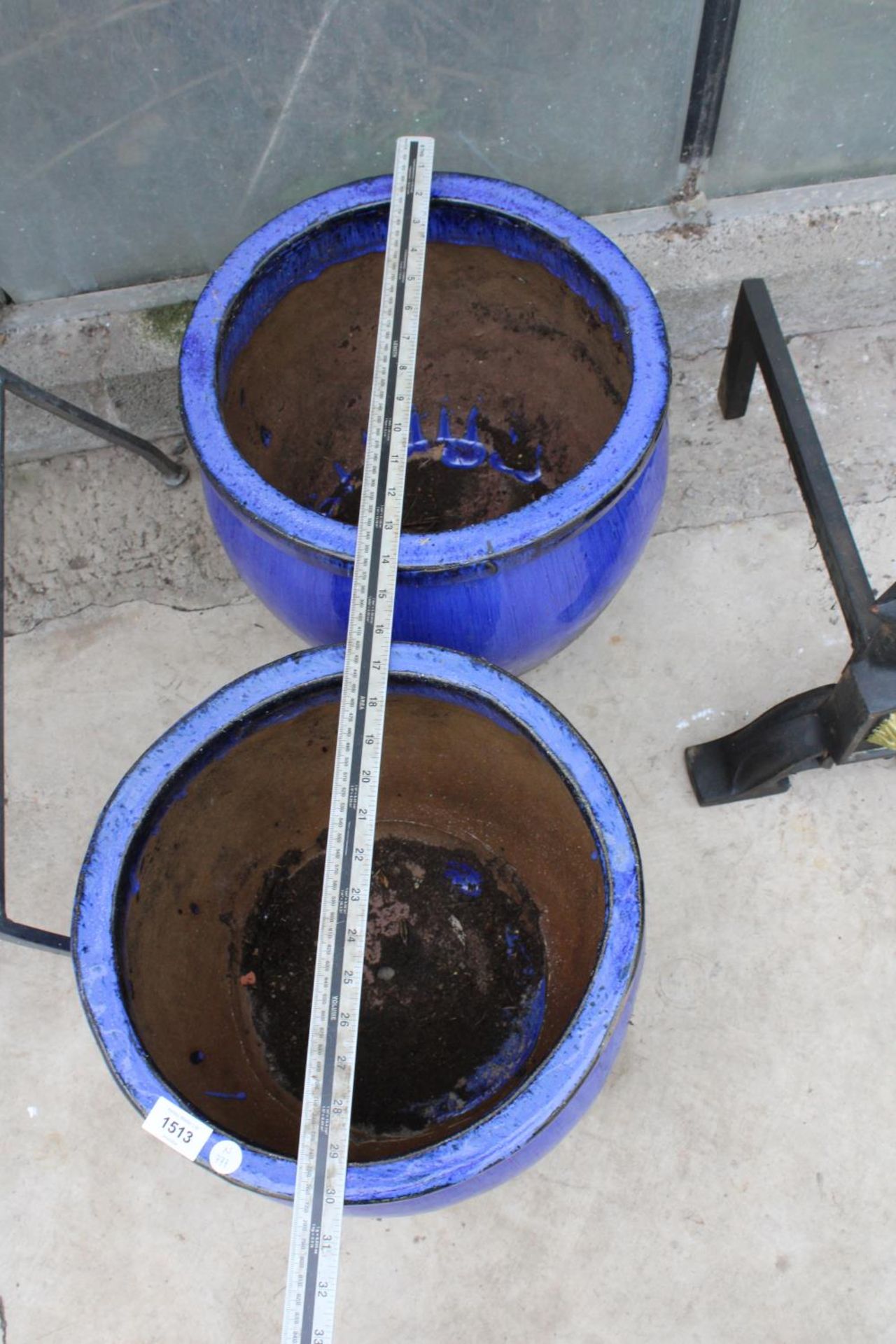 A PAIR OF CIRCULAR BLUE GLAZED POTS - Bild 2 aus 2