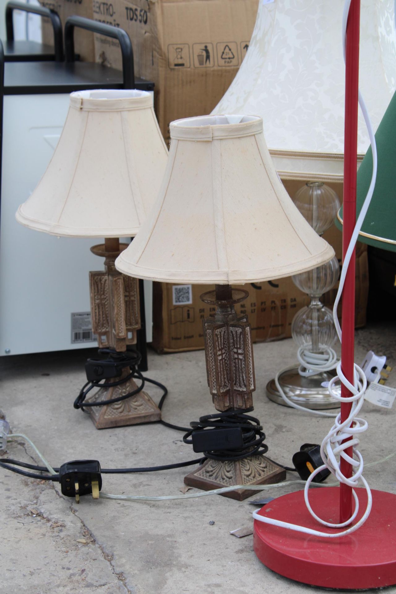 FIVE VARIOUS TABLE LAMPS - Image 3 of 3