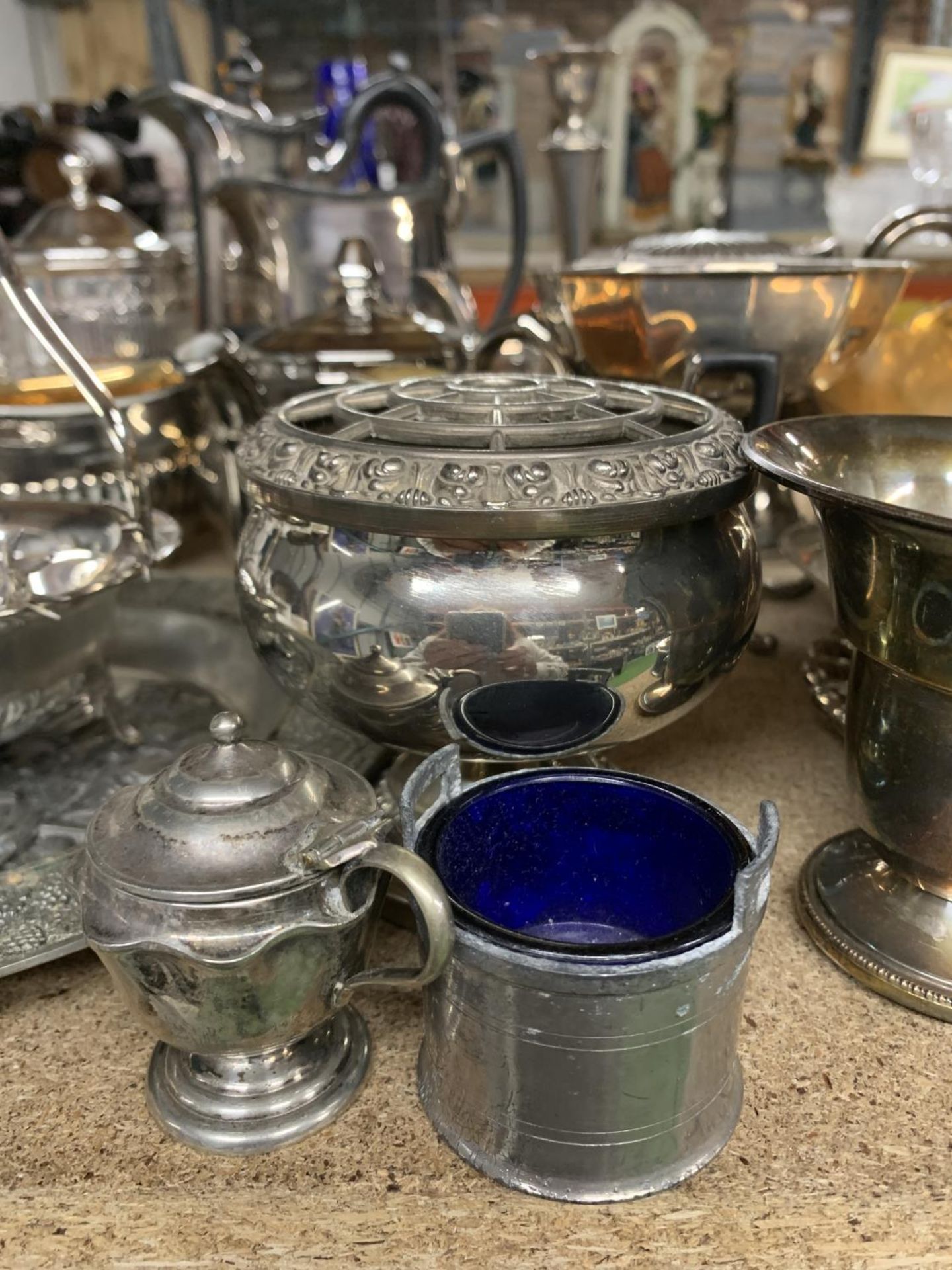A LARGE QUANTITY OF SILVER PLATE TO INCLUDE JUGS, CANDLESTICKS, BOWLS, A TEAPOT, COFFEE POT, - Bild 5 aus 5
