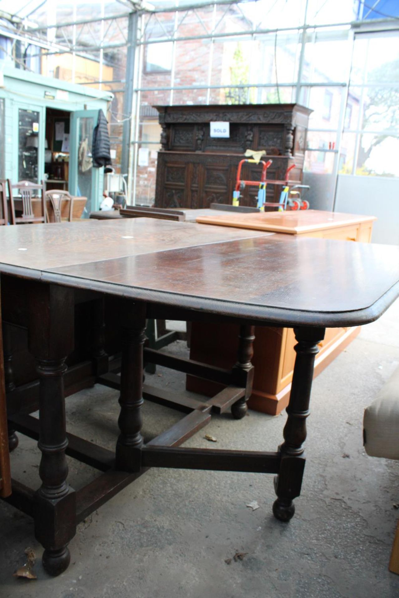 AN EARLY 20TH CENTURY OAK GATELEG DINING TABLE ON TURNED LEGS 72" X 48" OPENED - Image 2 of 4