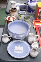 A MIXED LOT OF TO INCLUDE WEDGEWOOD, AYNSLEY ETC