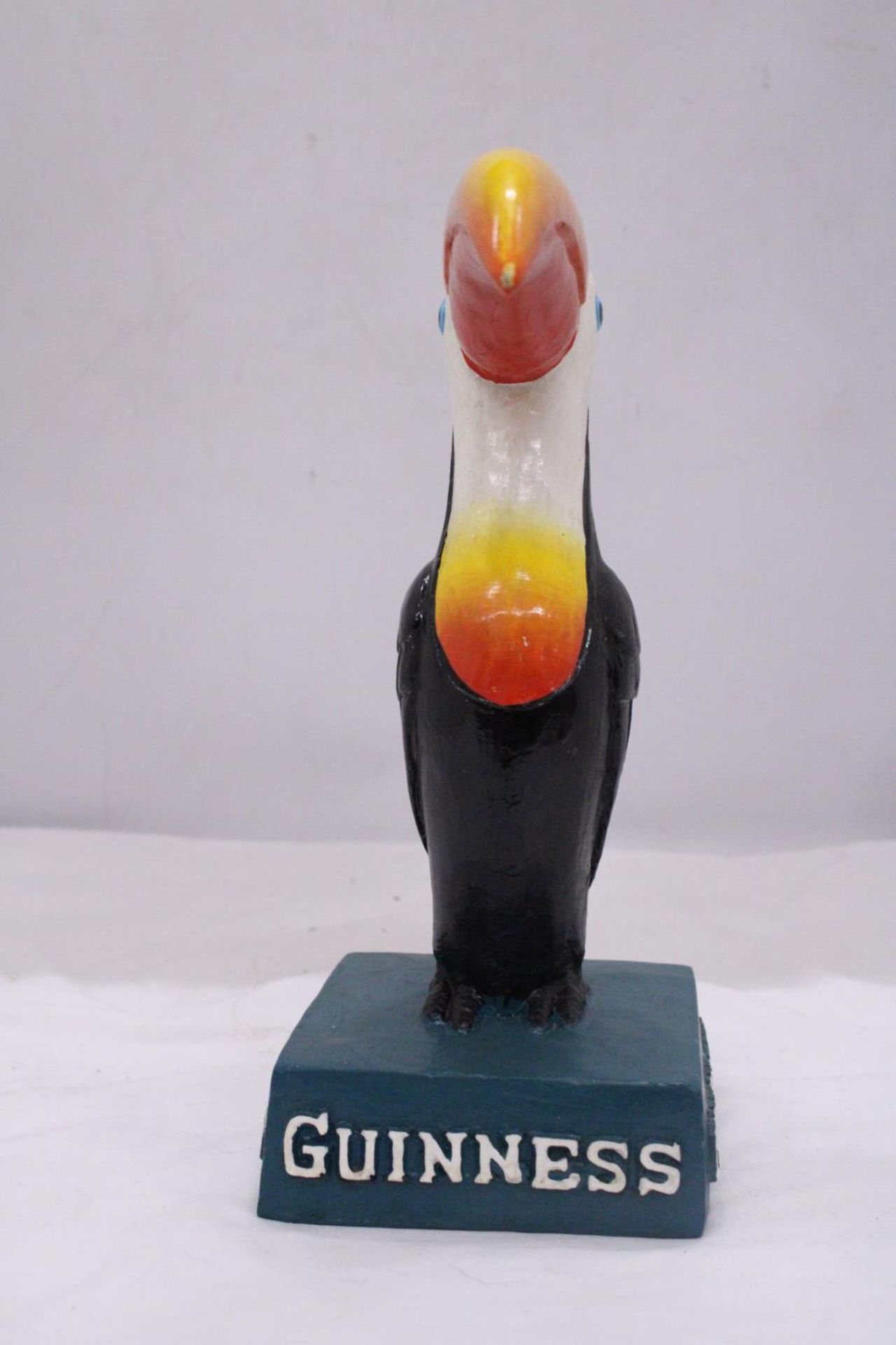 A LARGE RESIN 'GUINNESS' TOUCAN, HEIGHT 30CM - Bild 5 aus 5