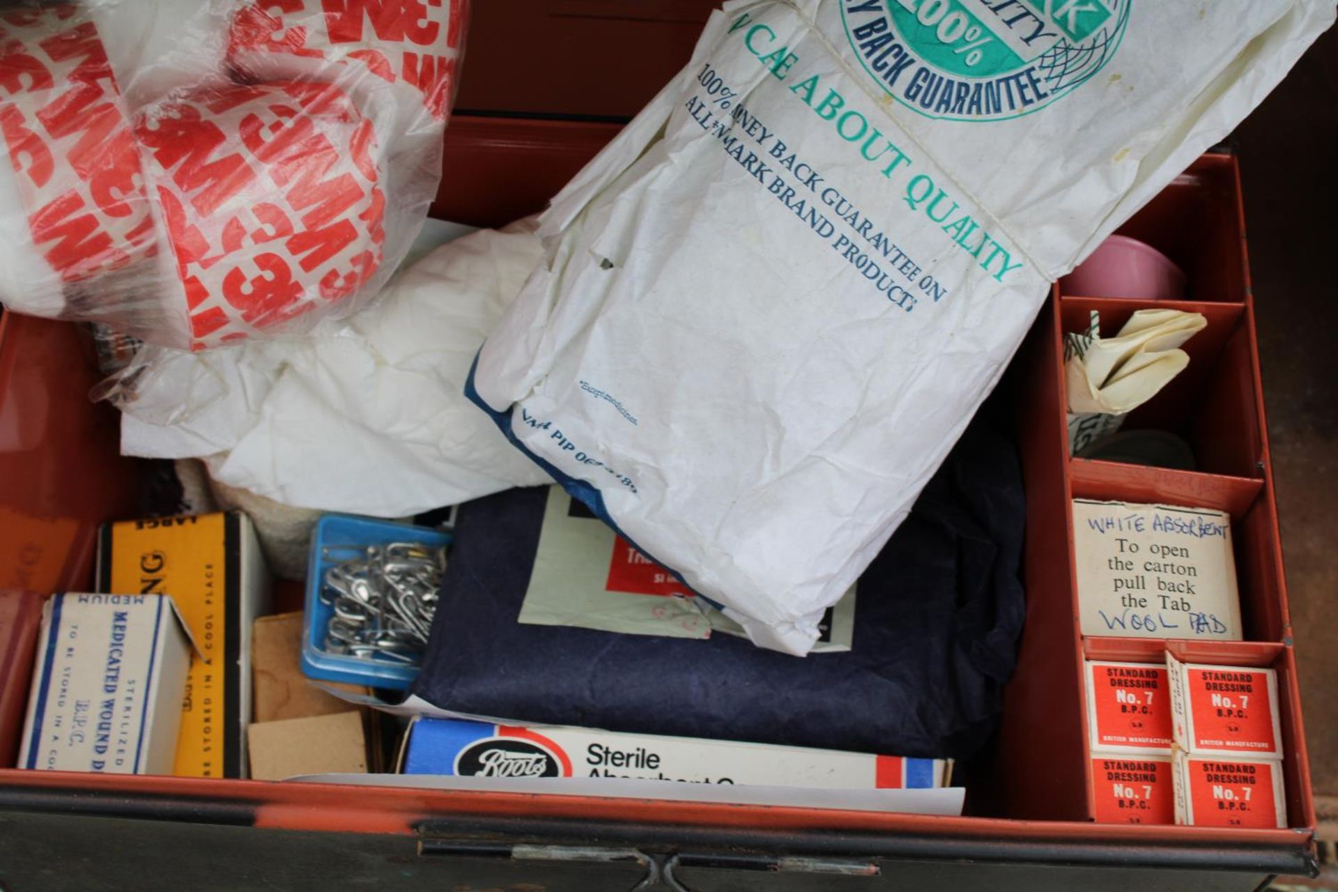 A VINTAGE METAL FIRST AID TIN COMPLETE WITH FIRST AID ITEMS - Image 3 of 3