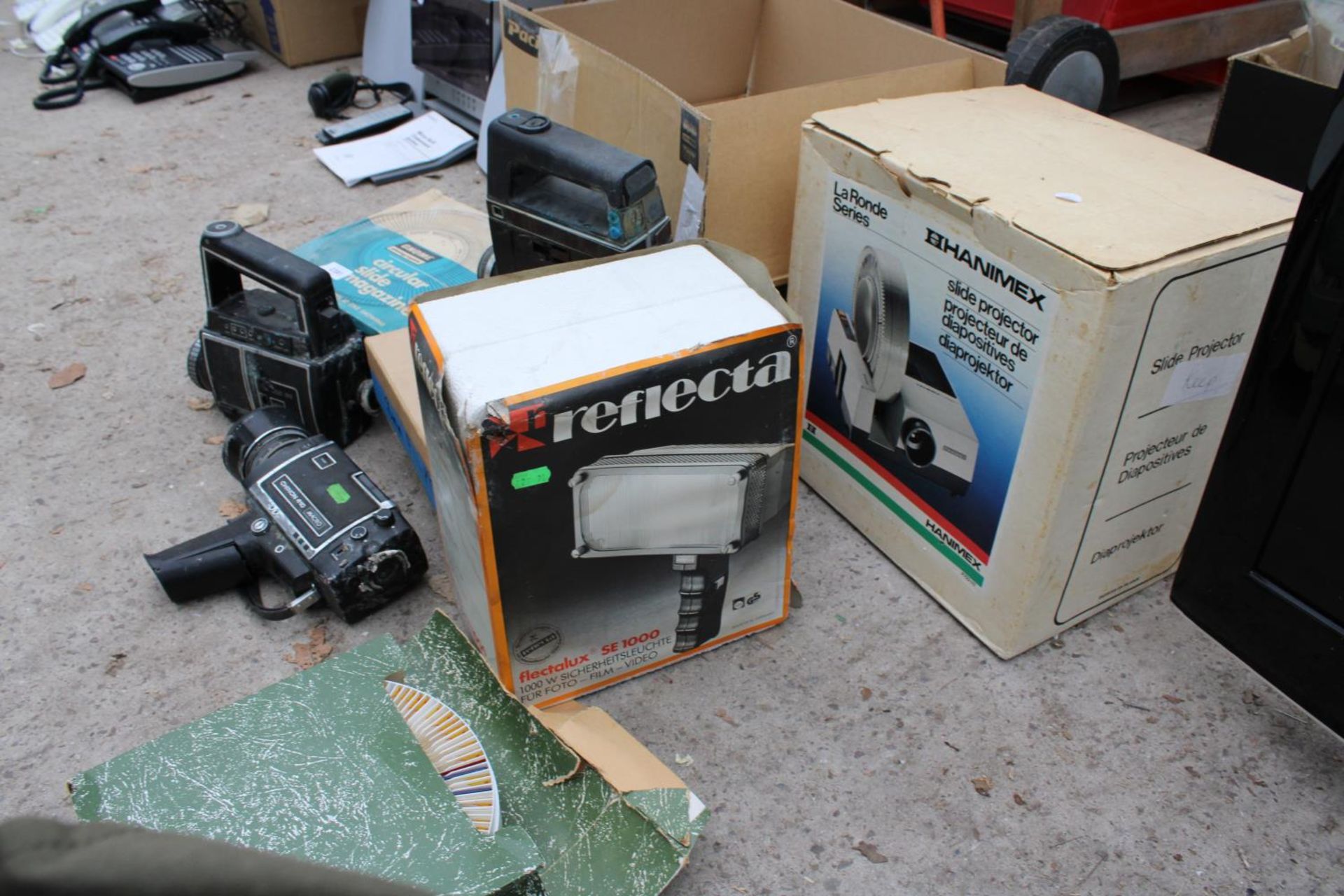 AN ASSORTMENT OF ITEMS TO INCLUDE CAMERAS, SLIDE PROJECTORS AND SLIDE MAGAZINES ETC - Image 4 of 4