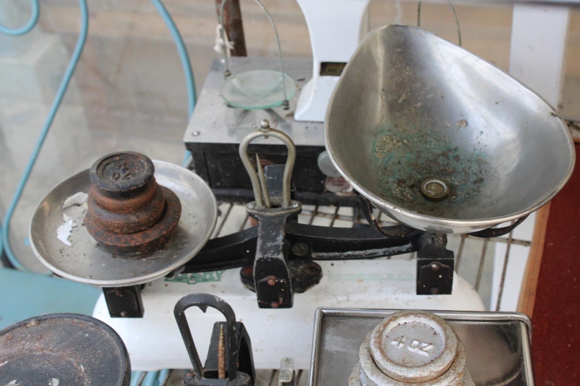 AN ASSORTMENT OF VINTAGE SCALES AND WEIGHTS TO INCLUDE AVERY ETC - Image 4 of 5