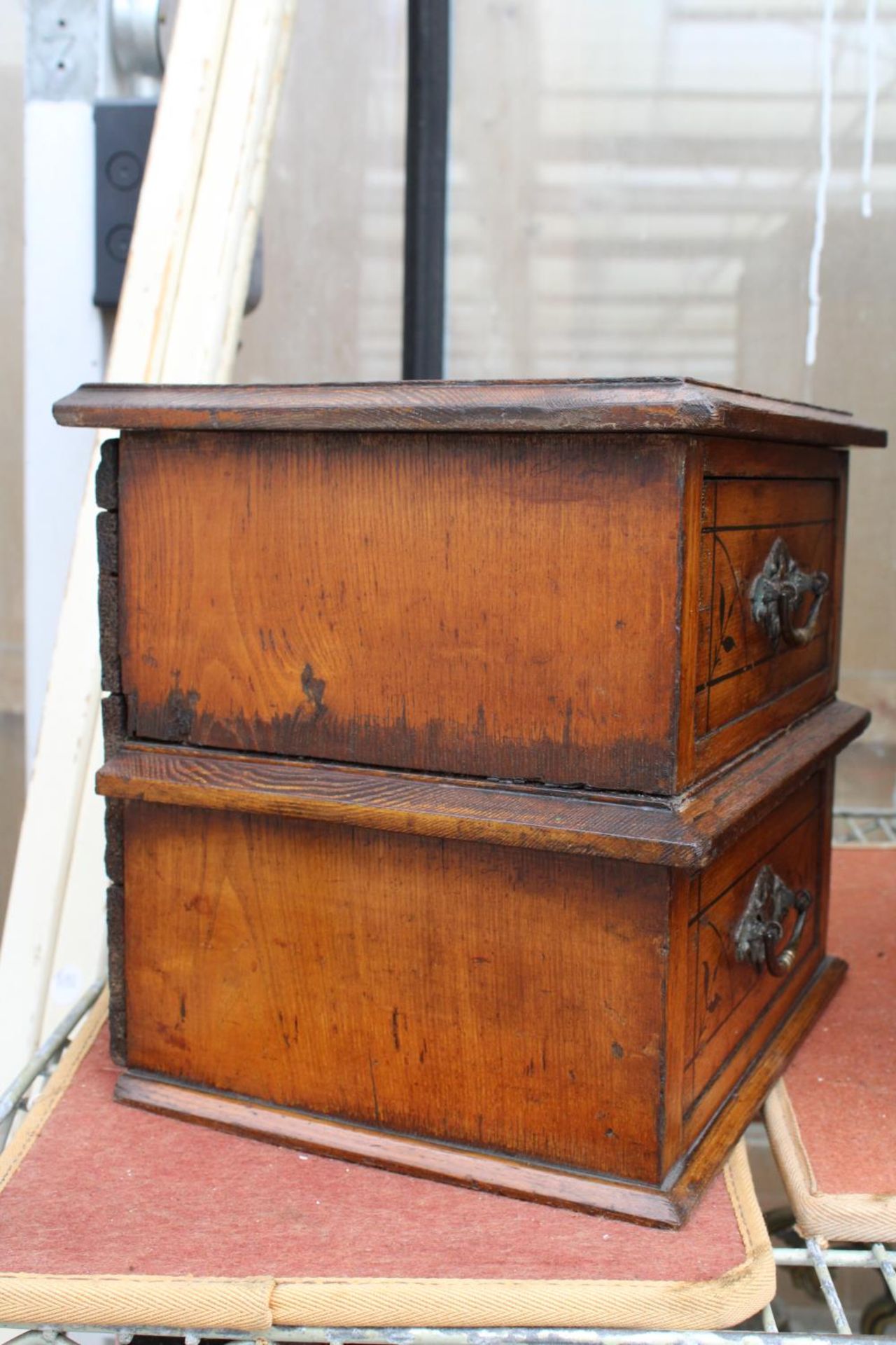A VINTAGE MINIATURE OAK CHEST OF TWO DRAWERS WITH BRASS HANDLES - Image 3 of 6